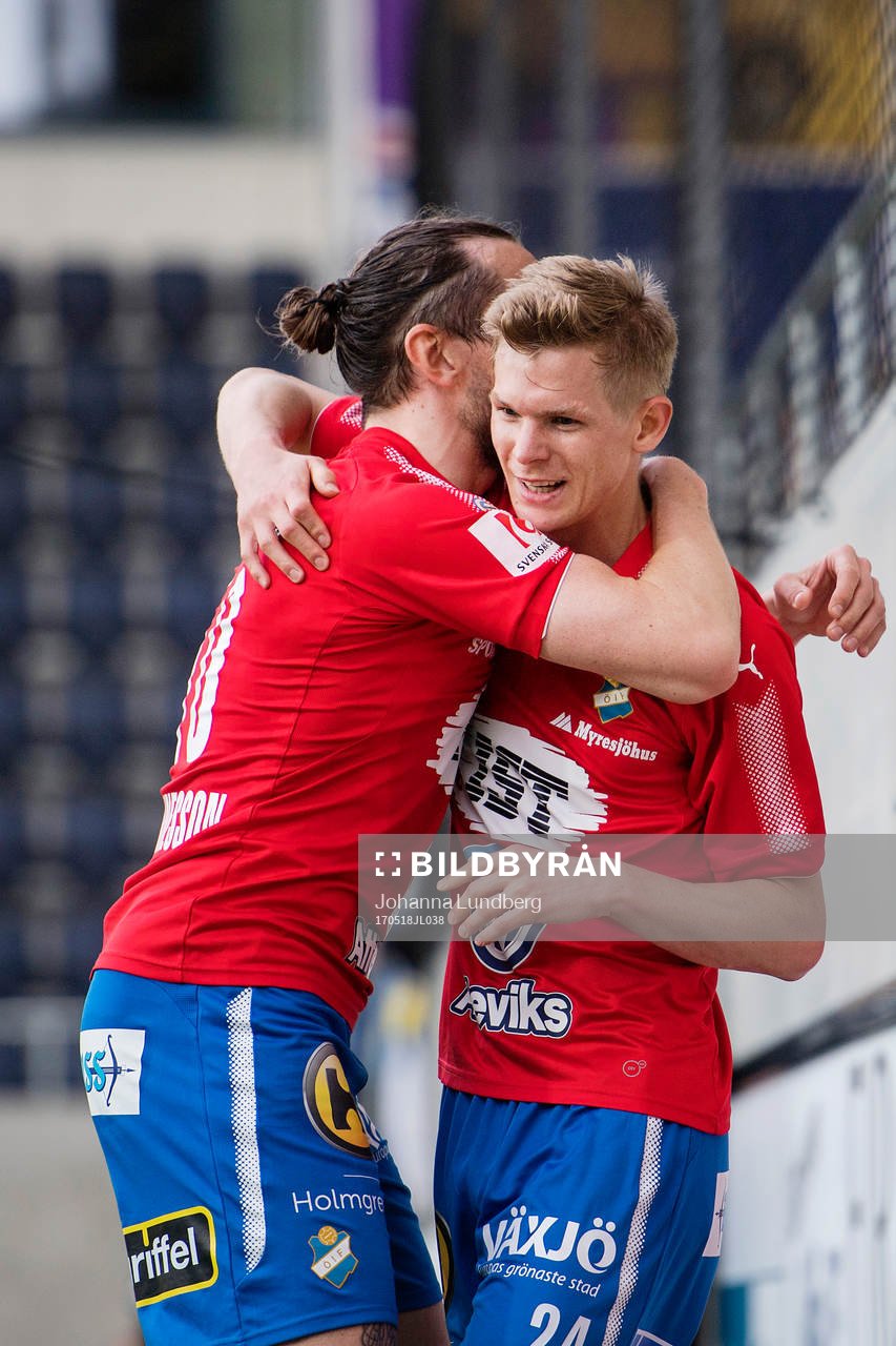 Östers Fritiof Björkén (th) gör 0-2 och jublar med David Johannesson (tv) under fotbollsmatchen i Superettan mellan Gefle och Öster den 18 maj 2017 i Gävle.