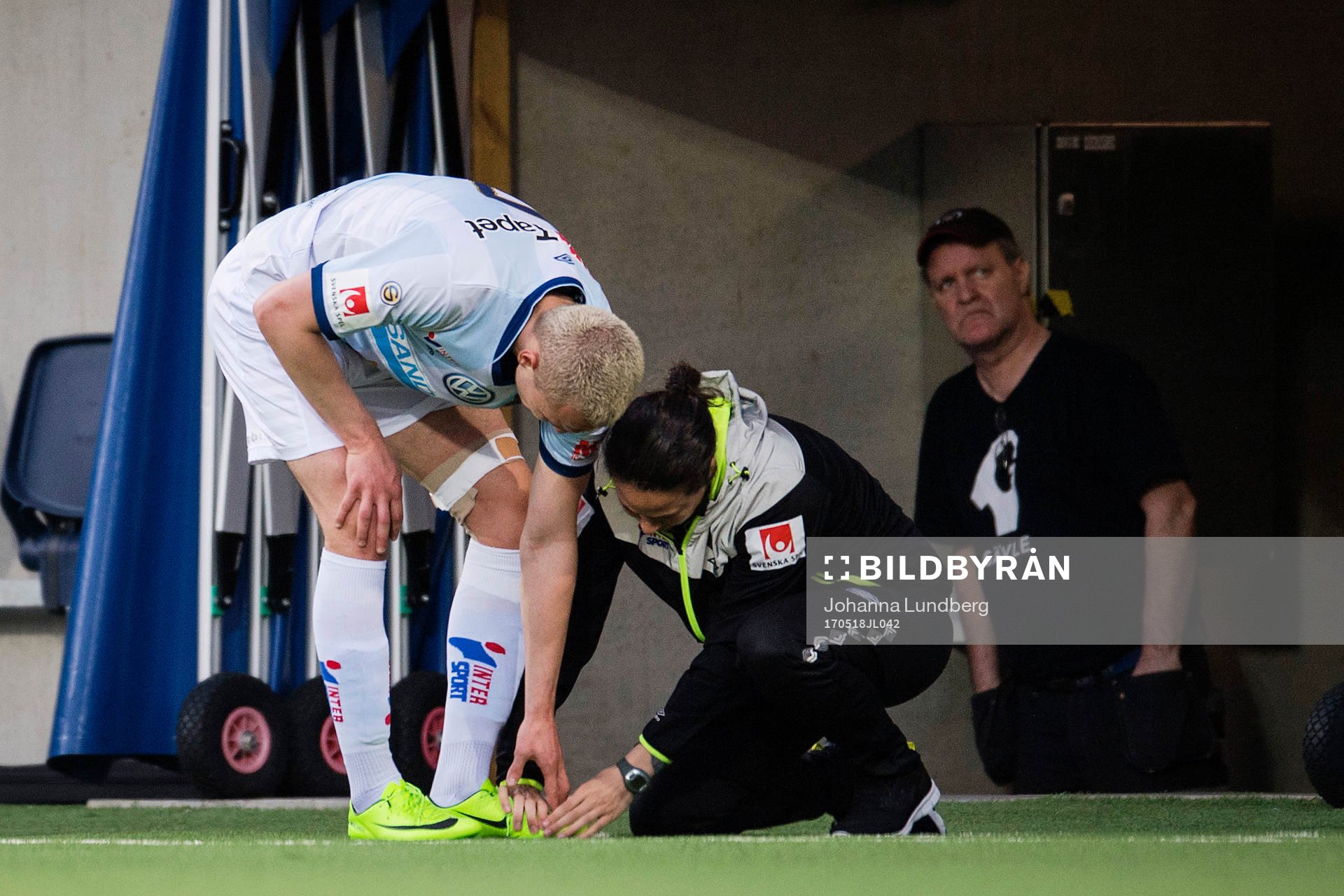 Gefles Piotr Johansson får sin tå undersökt