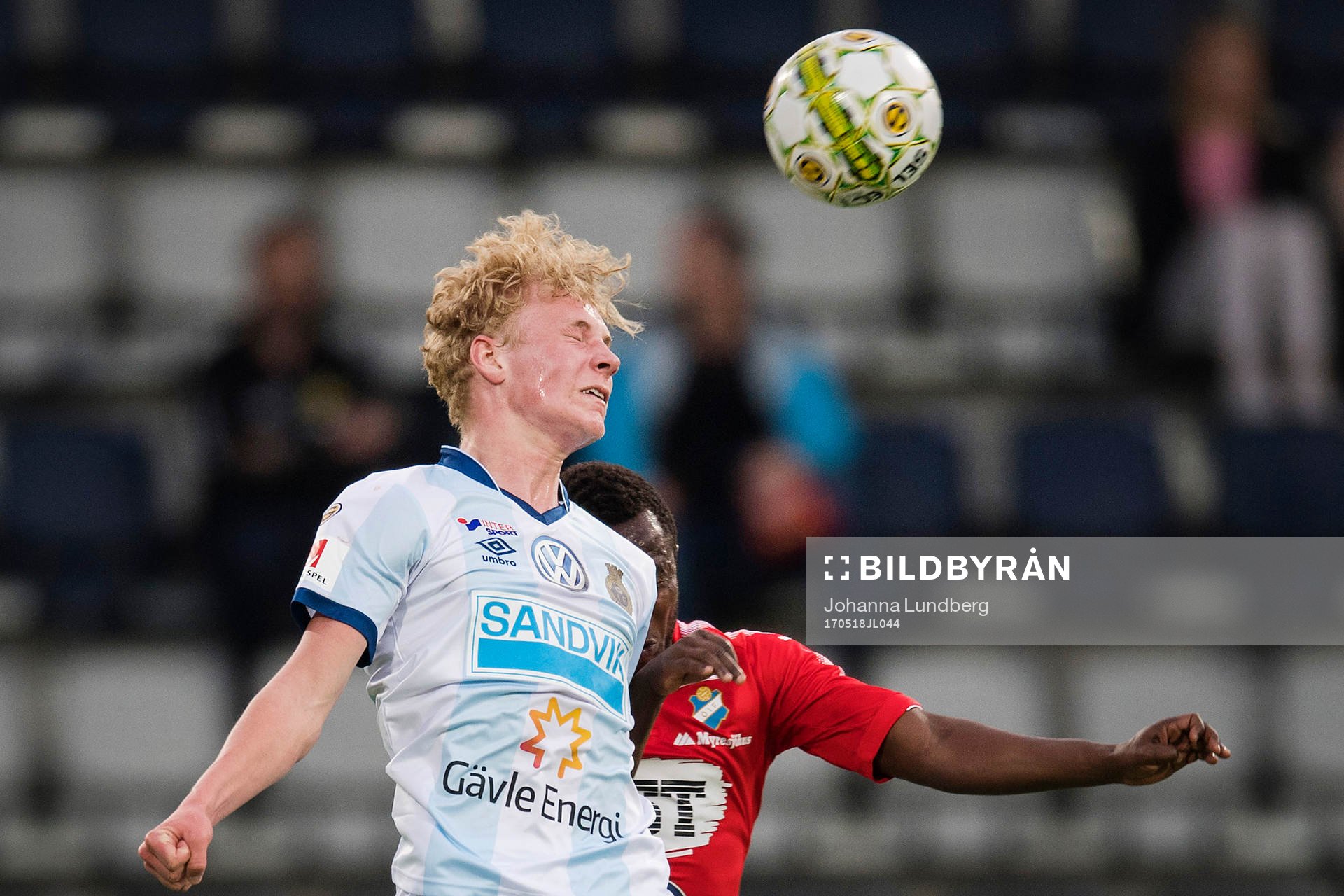 Gefles Adam Bergmark Wiberg i en nickduell med Östers Isaac Shaze under fotbollsmatchen i Superettan mellan Gefle och Öster den 18 maj 2017 i Gävle.