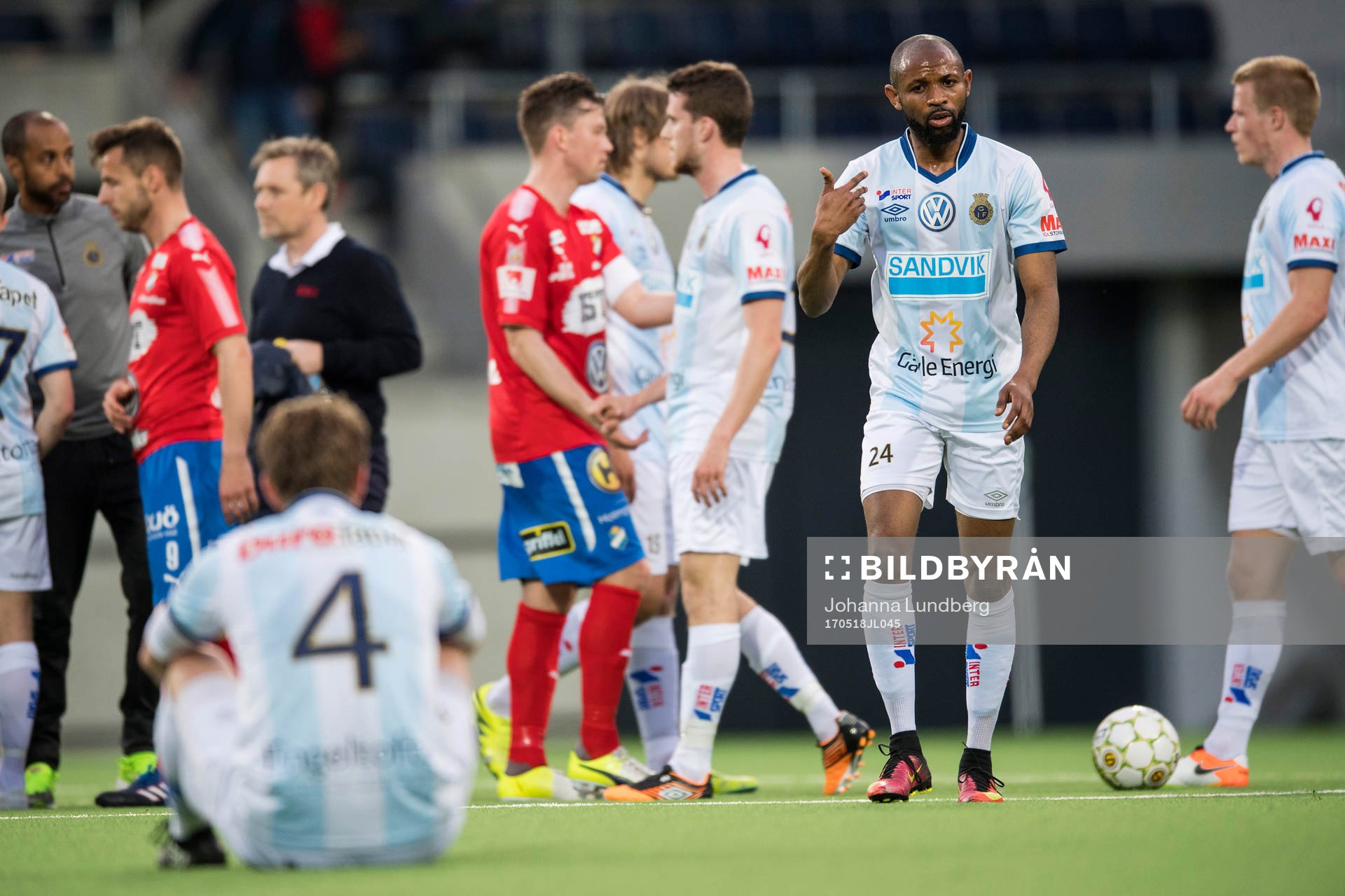 Gefles René Makondele Muzola signalerar åt Anton Lans att