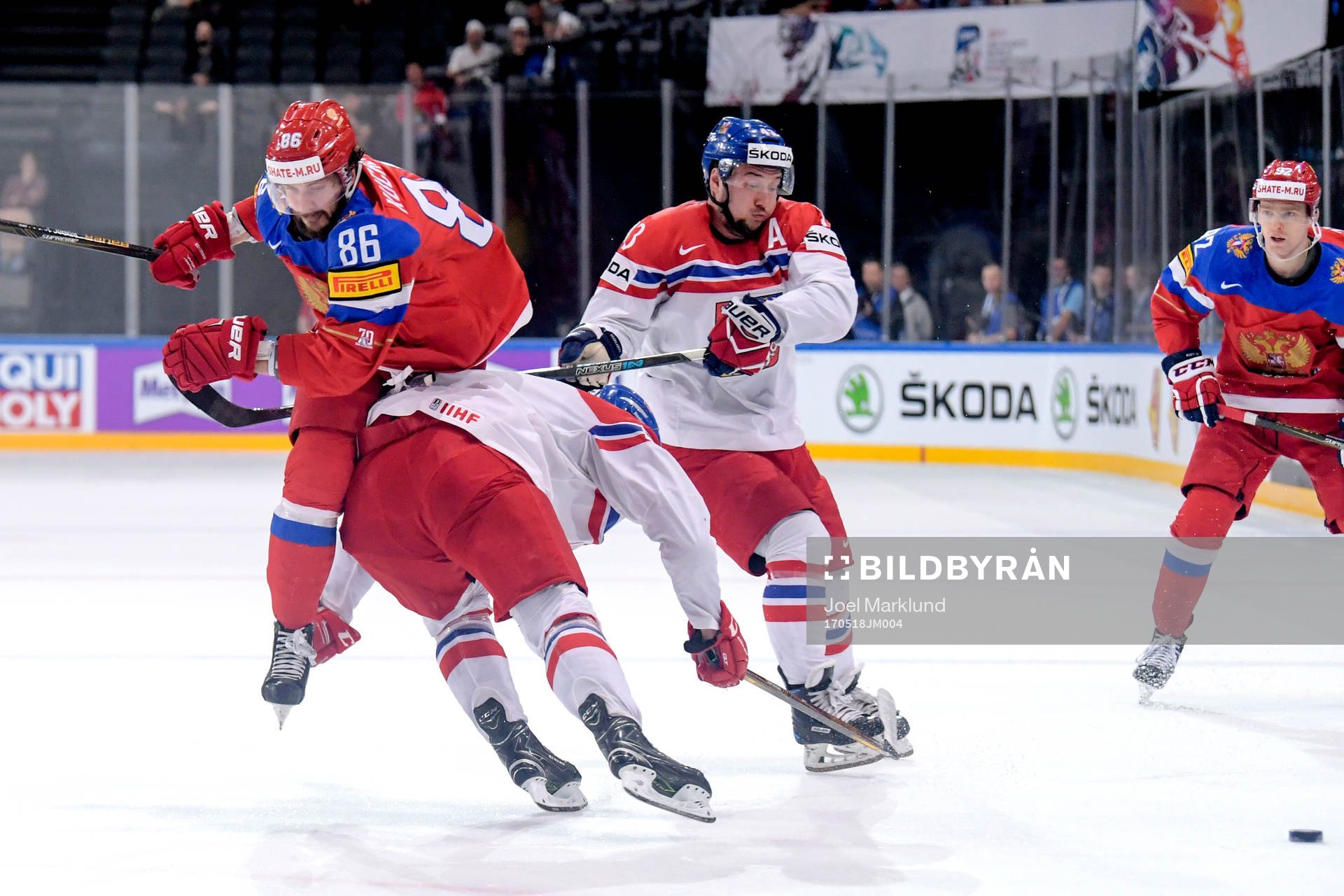 Rysslands Nikita Kucherov tacklas av Tjeckiens Jakub Jerabek