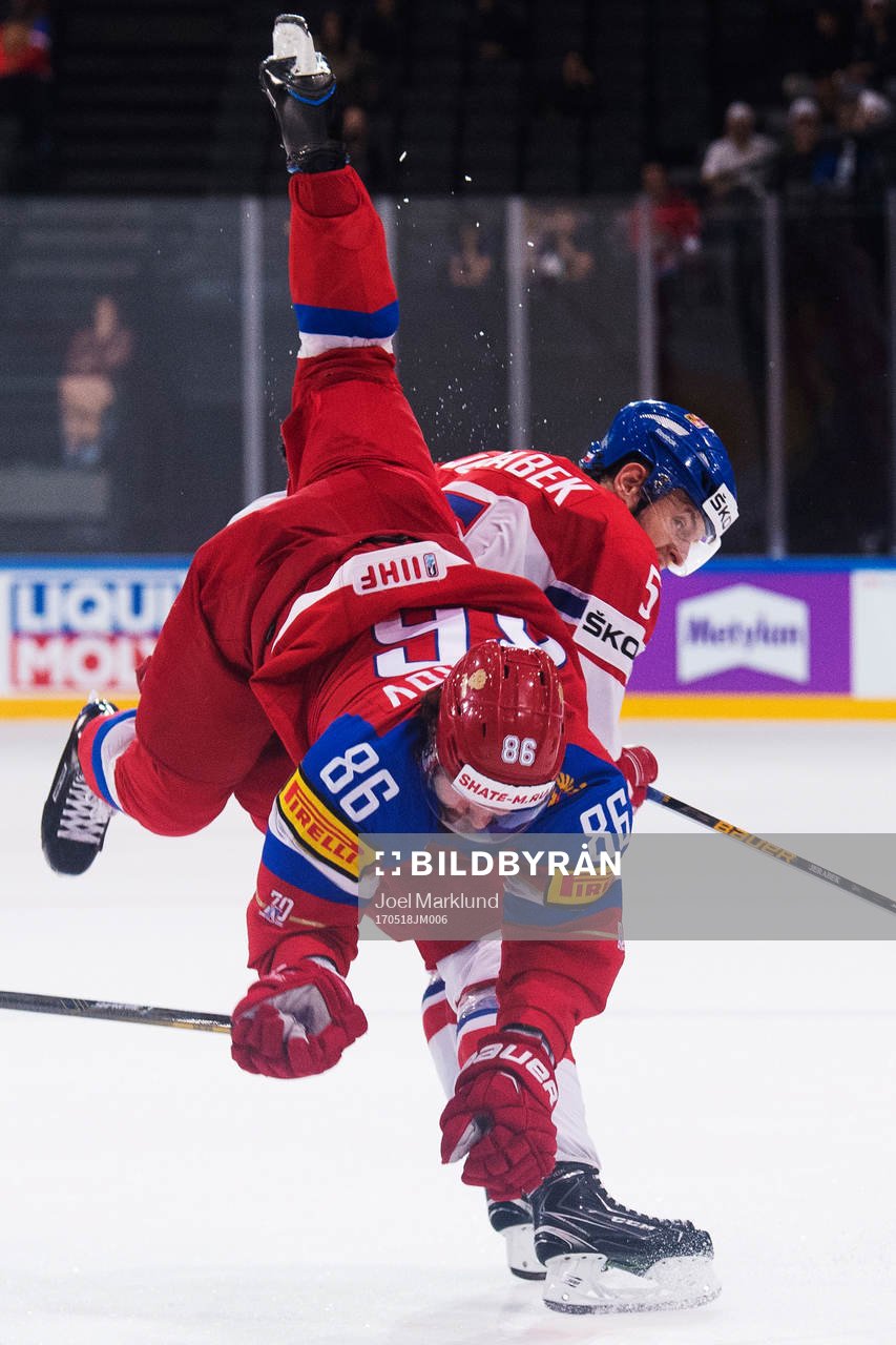 Rysslands Nikita Kucherov tacklas av Tjeckiens Jakub Jerabek