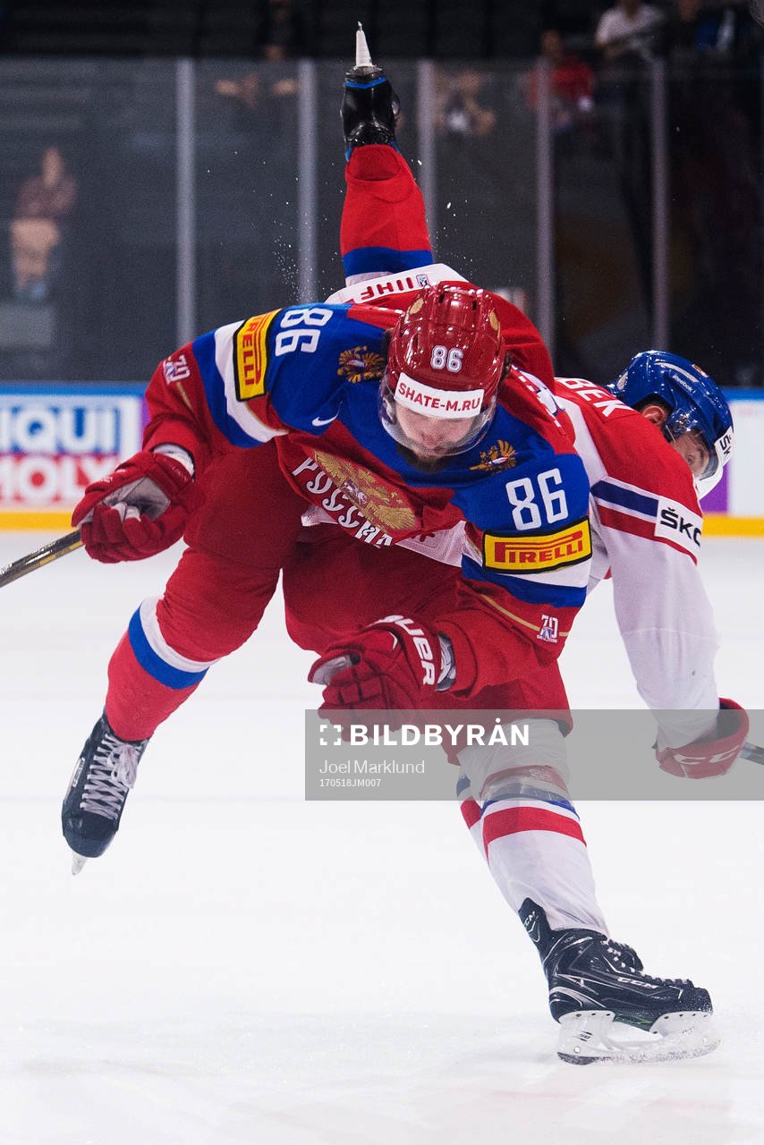 Rysslands Nikita Kucherov tacklas av Tjeckiens Jakub Jerabek