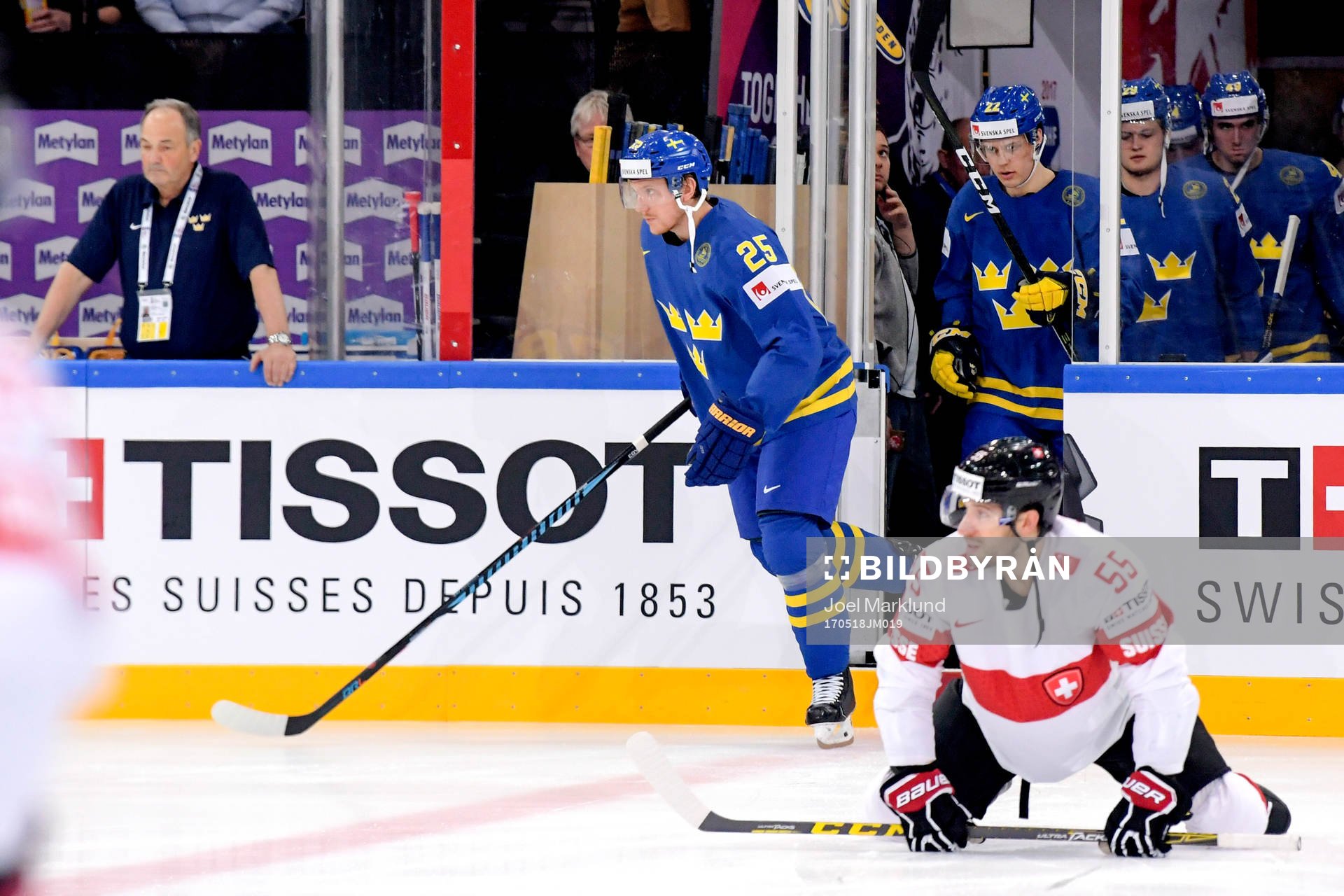 Sveriges Jonas Brodin och Joel Eriksson Ek kommer in till