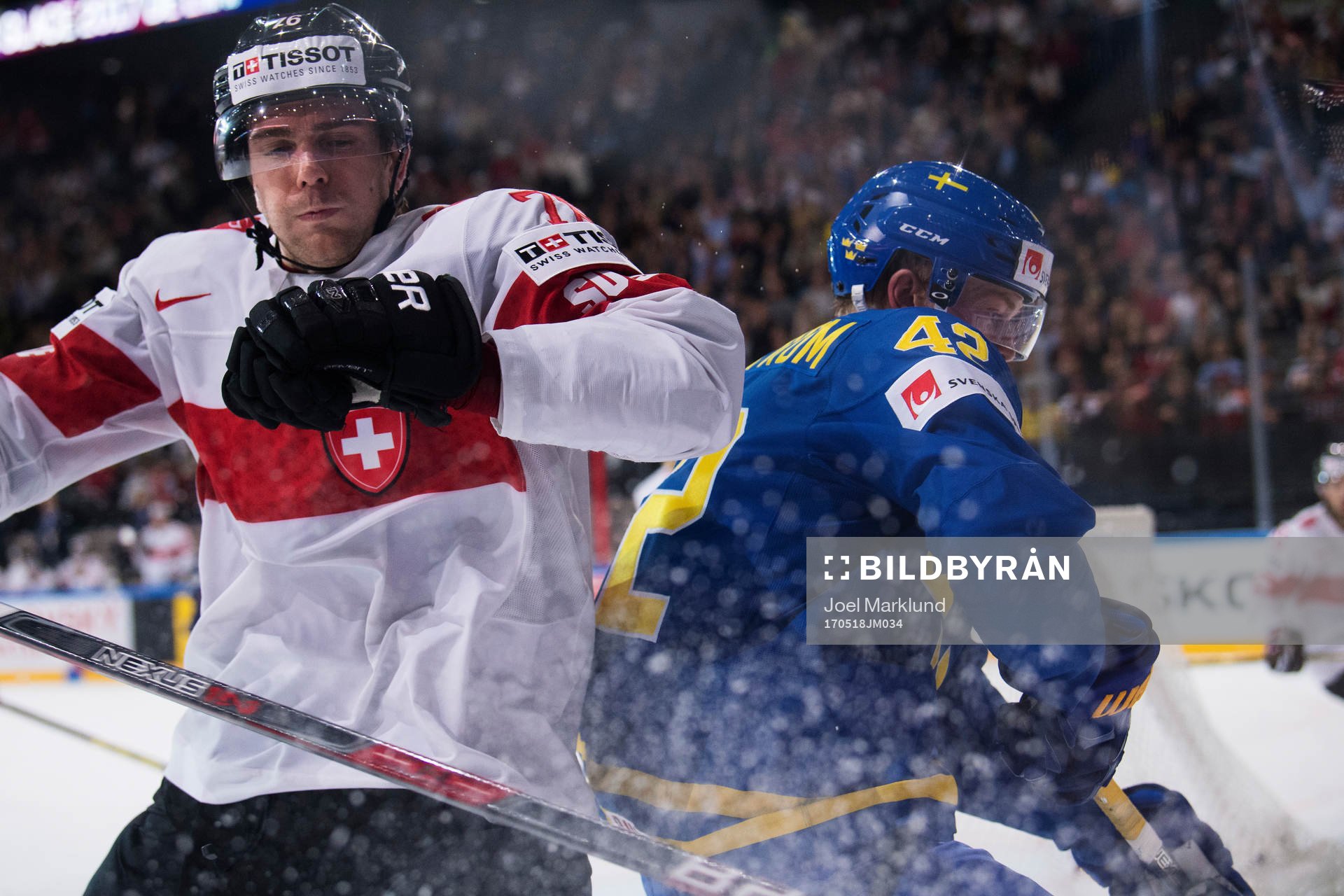 Schweiz Joel Genazzi i en närkamp med Sveriges Joakim