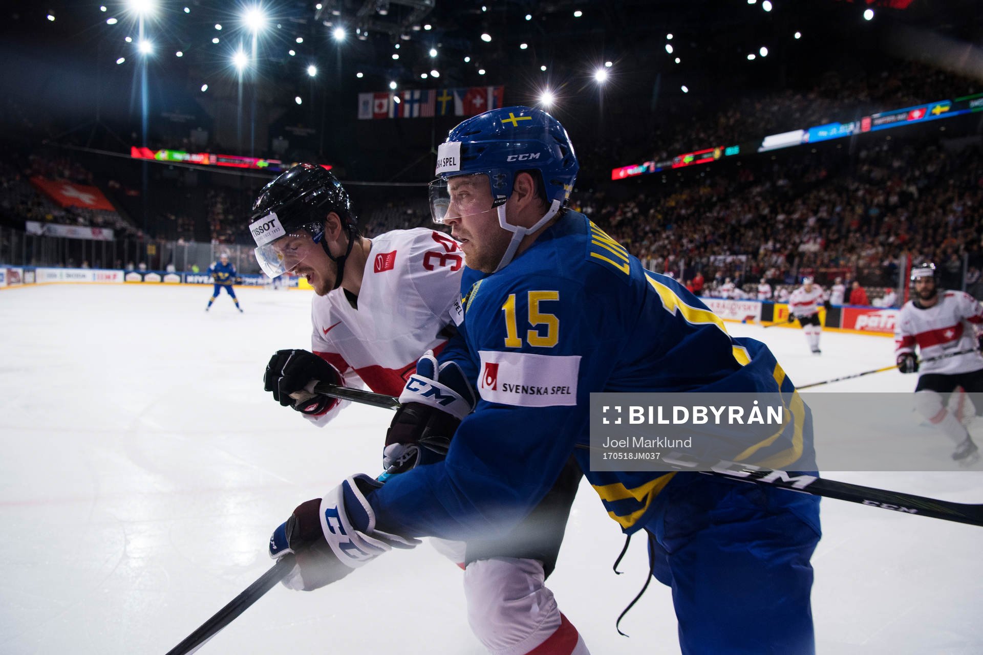 Schweiz Dean Kukan och Sveriges Oscar Lindberg