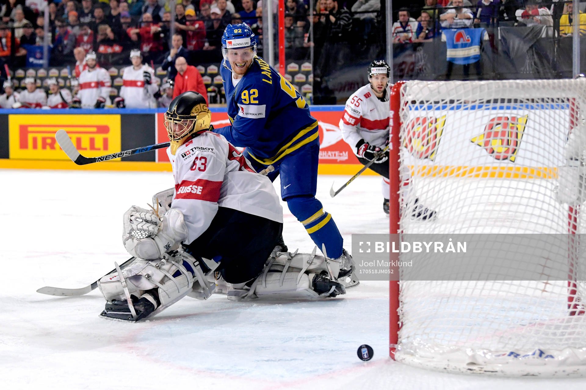 Sveriges Gabriel Landeskog ser pucken gå i stolpen bakom