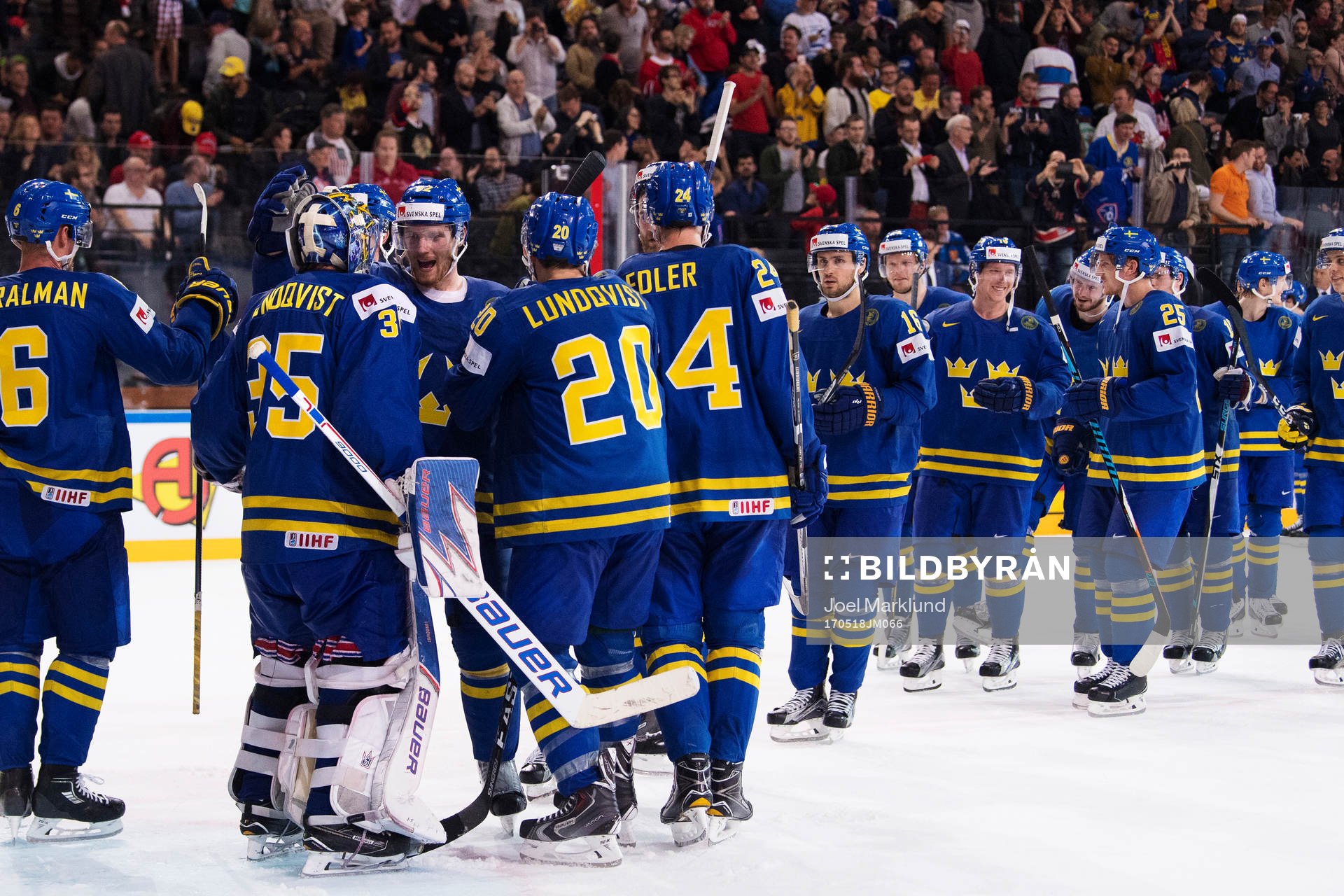 Sveriges spelare kramar om målvakt Henrik Lundqvist och