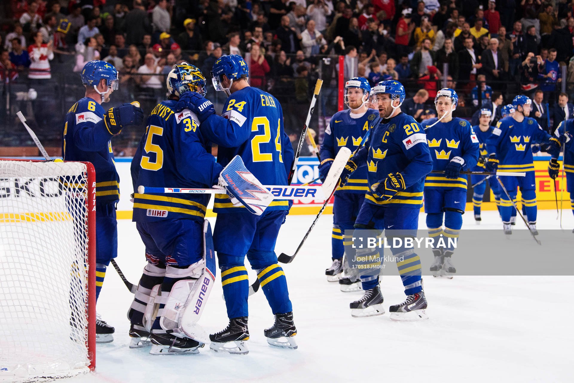 Sveriges spelare kramar om målvakt Henrik Lundqvist och
