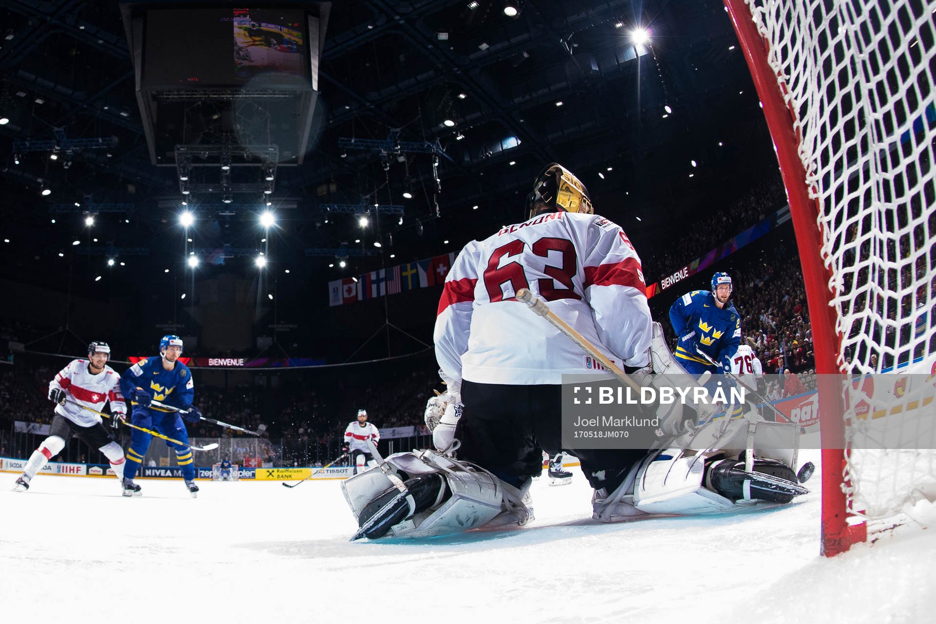 Sveriges Alexander Edler (t h) skjuter in 1-3 bakom Schweiz