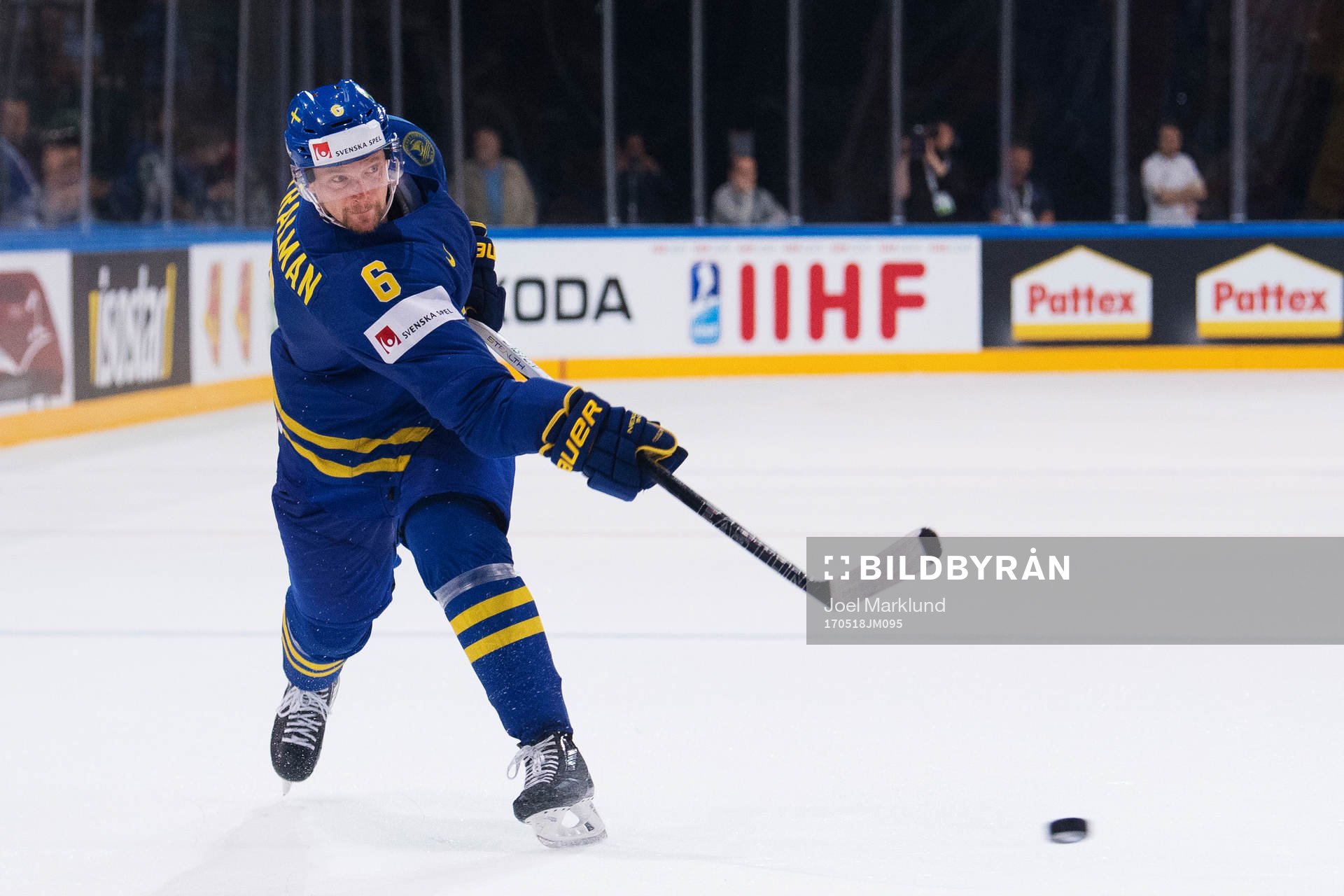 Sveriges Anton Strålman skjuter ett skott