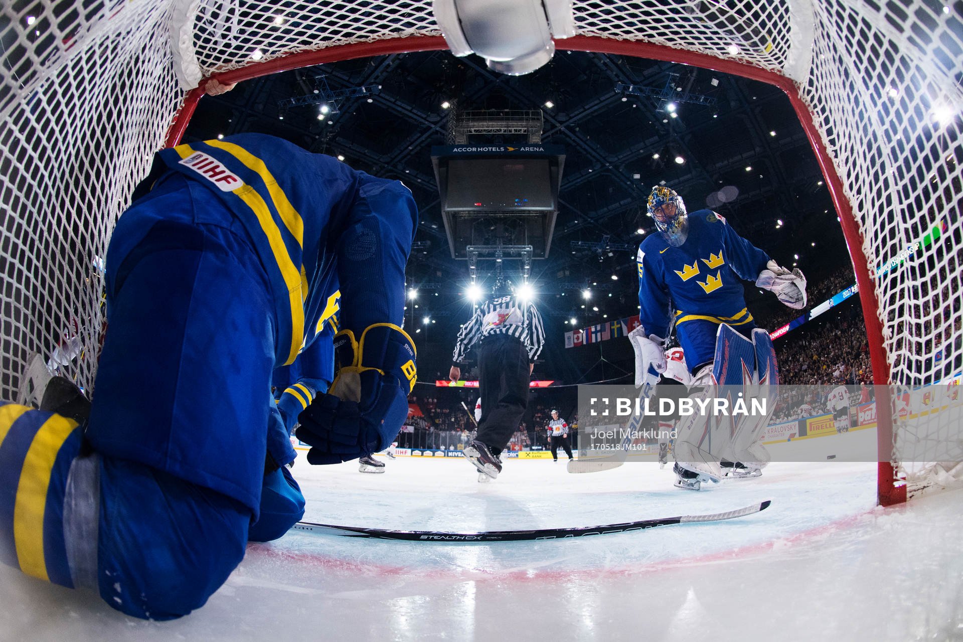 Sveriges målvakt Henrik Lundqvist kollar på Anton