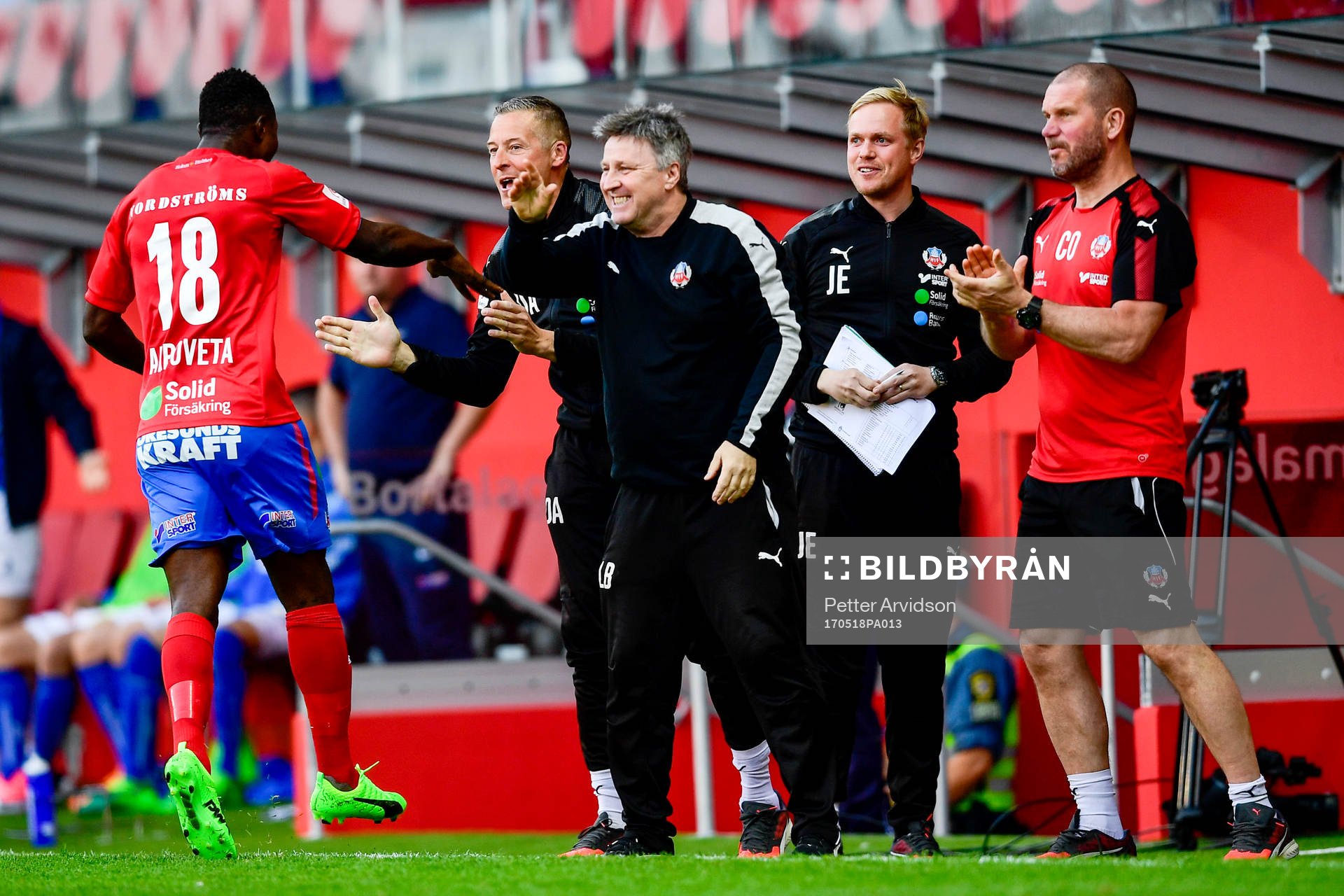 Helsingborgs Oke Akpoveta jublar mot bänken