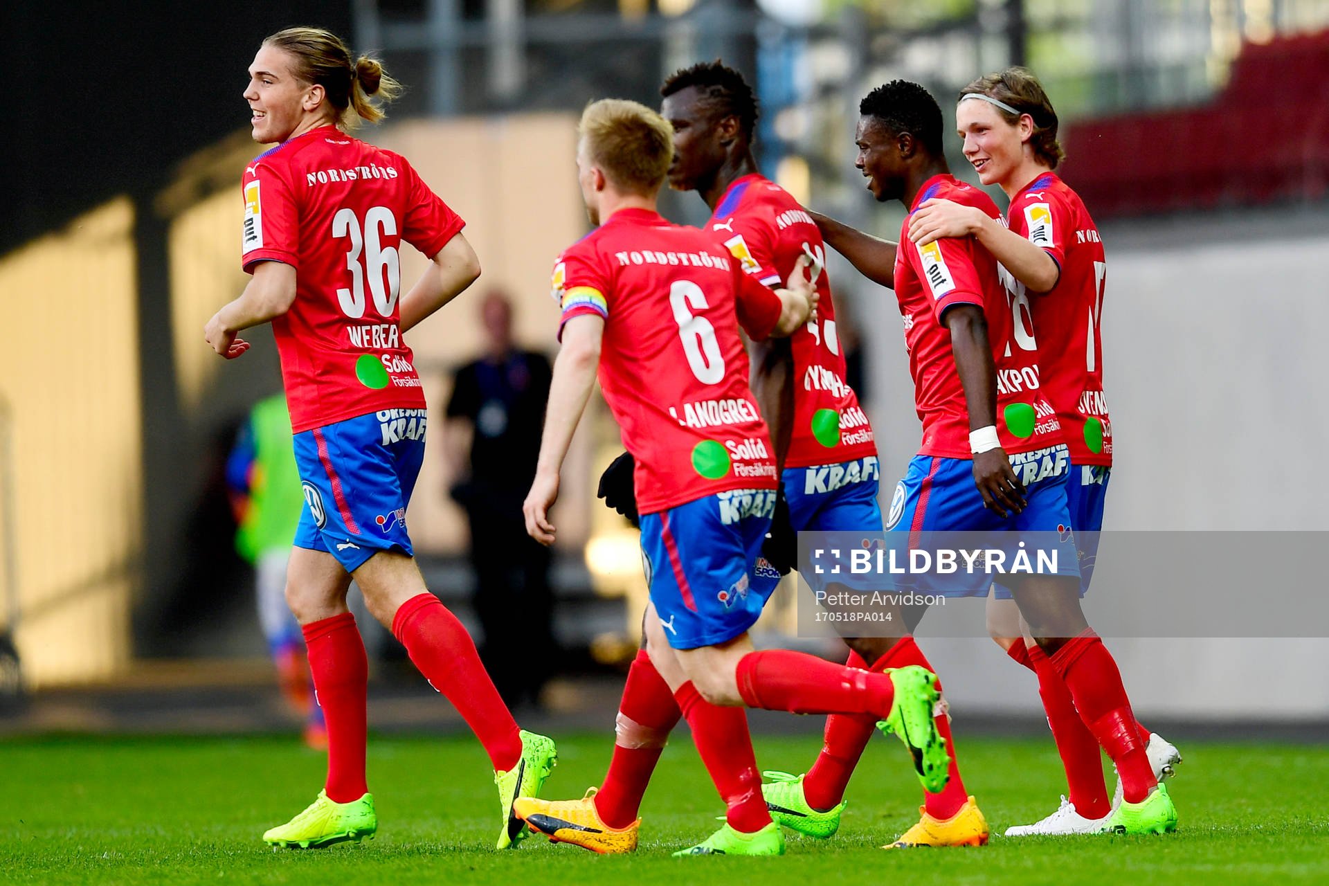Helsingborgs Oke Akpoveta jublar med lagkamrater