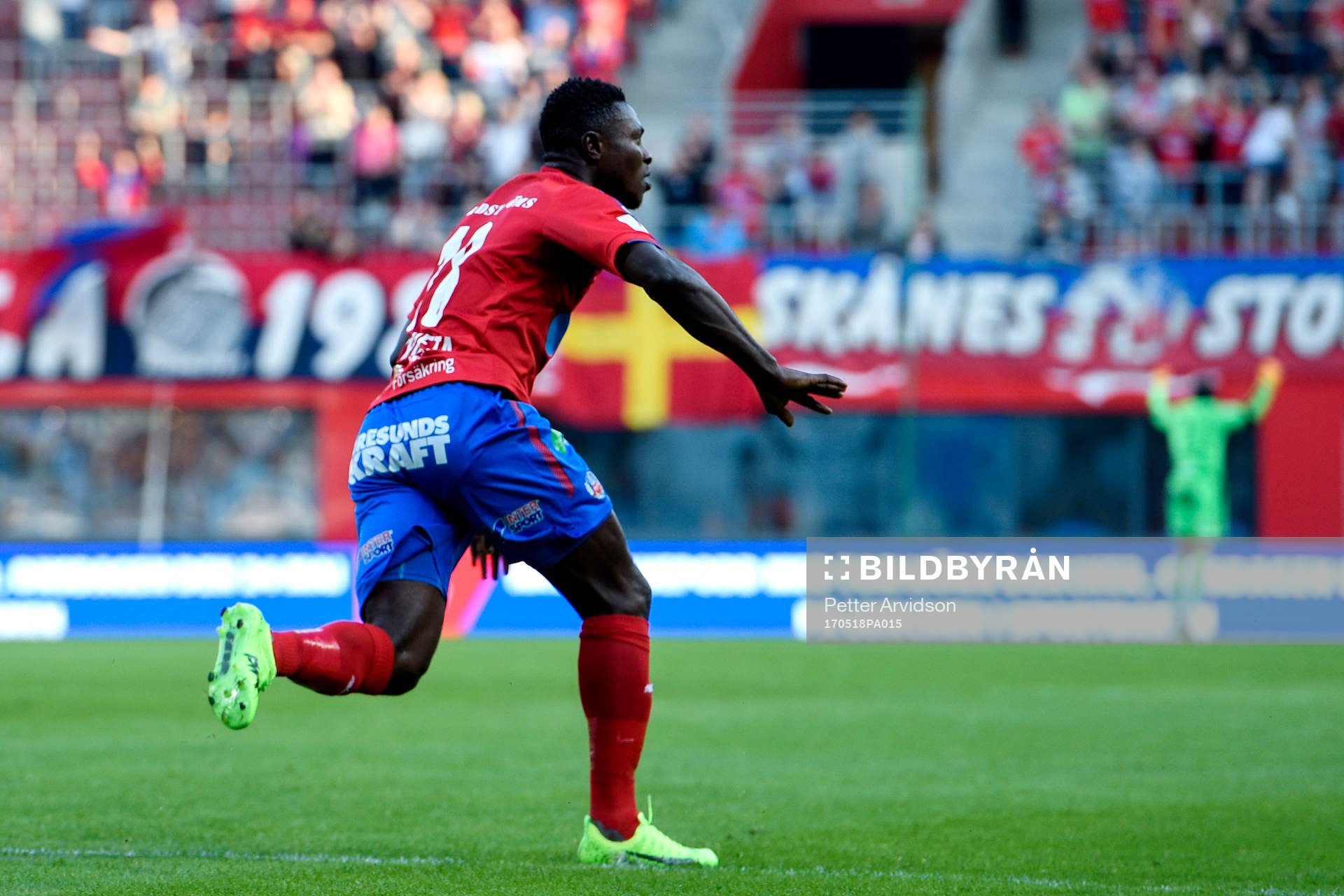 Helsingborgs Oke Akpoveta jublar efter 1-1 under fotbollsmatchen i Superettan mellan Helsingborg och Norrby den 18 maj 2017 i Helsingborg.