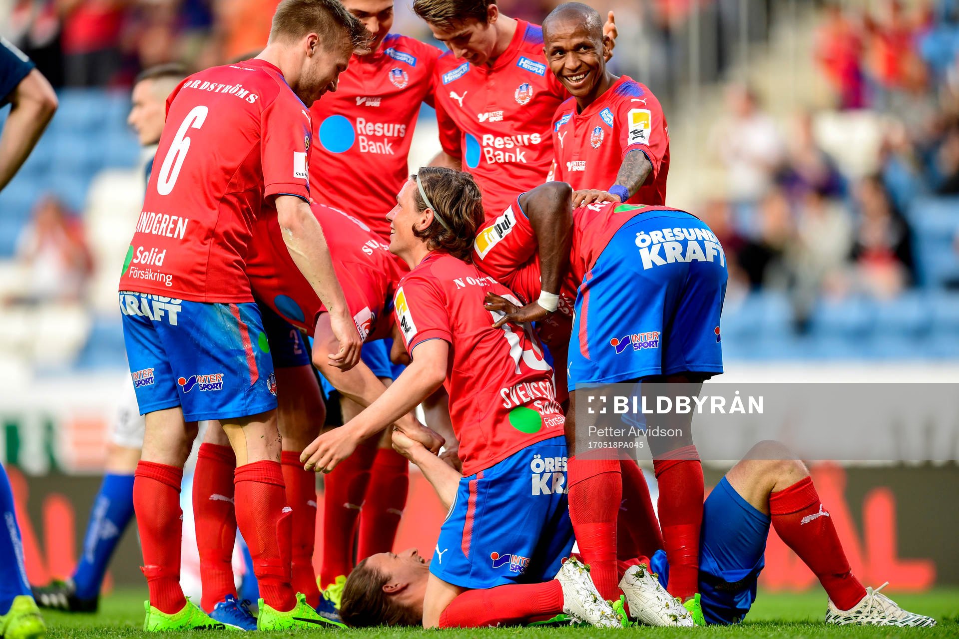 Helsingborgs Jesper Lange jublar med lagkamrater