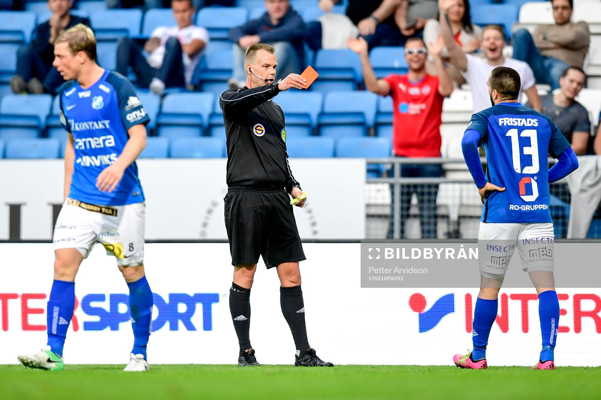 Domare Jonas Karlsson ger Norrbys Kardo Sarchel Aso Omar