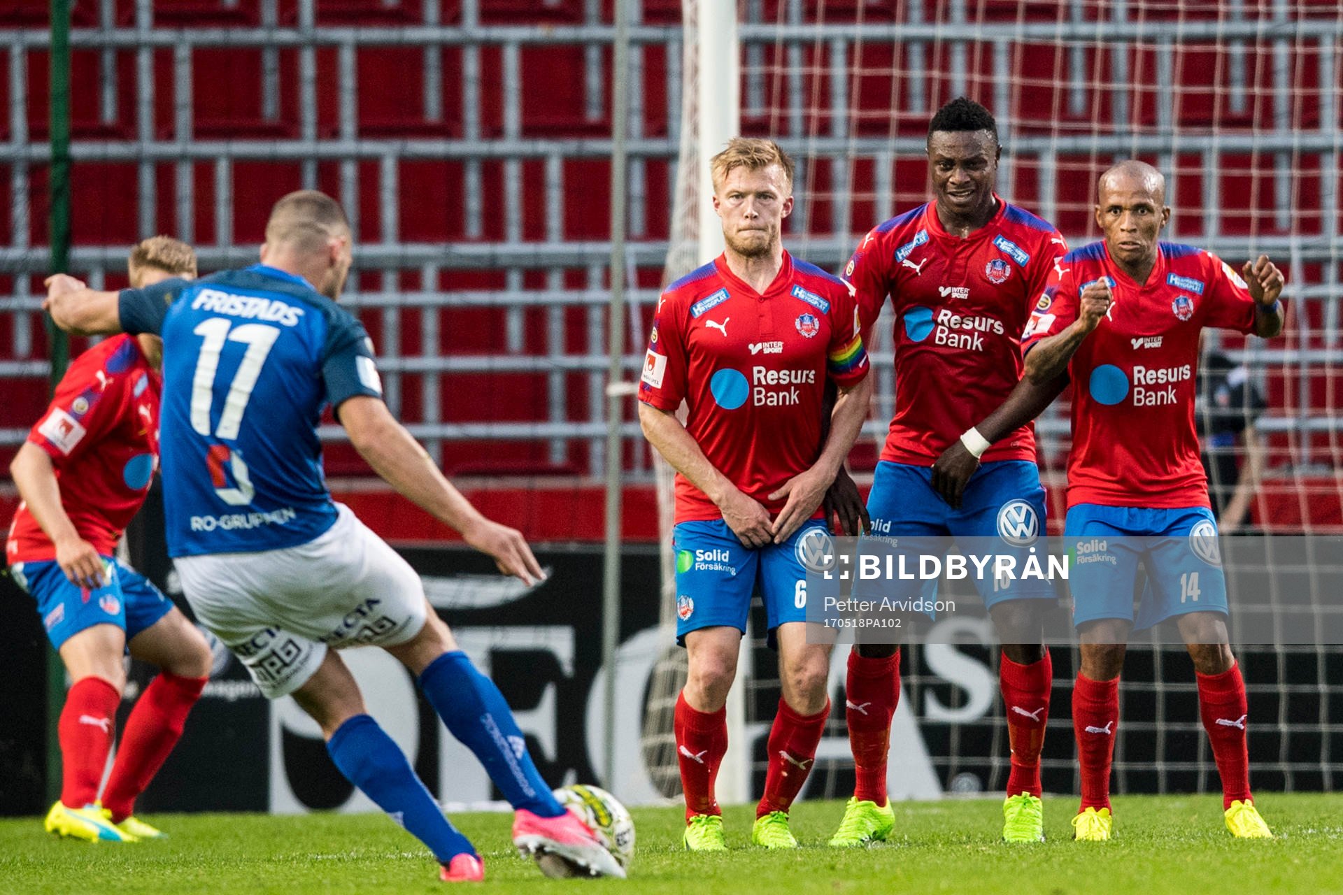 Norrbys Shkelquim Krasniqi skjuter en frispark mot