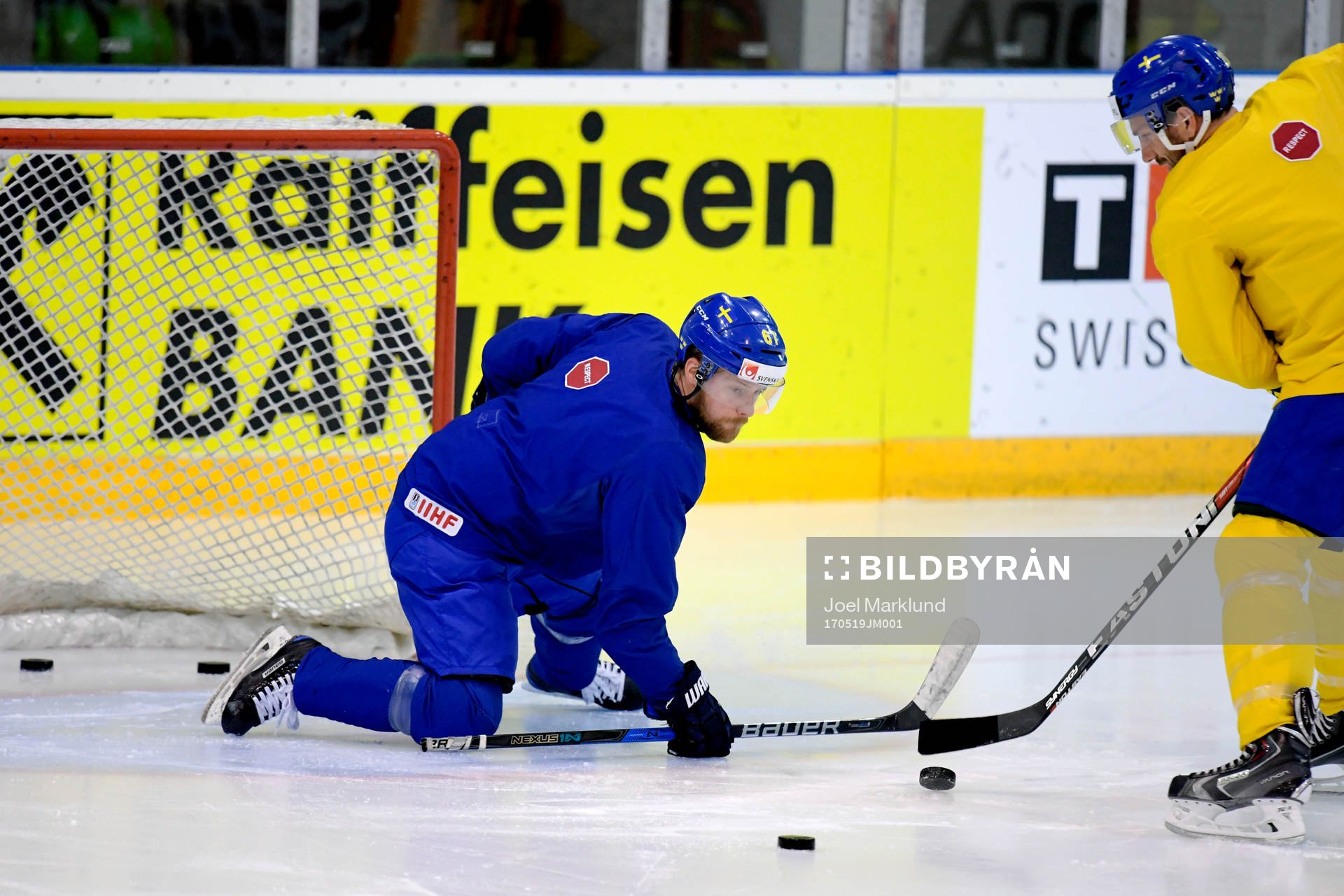 Joel Lundqvist försöker göra mål på Linus Omark på