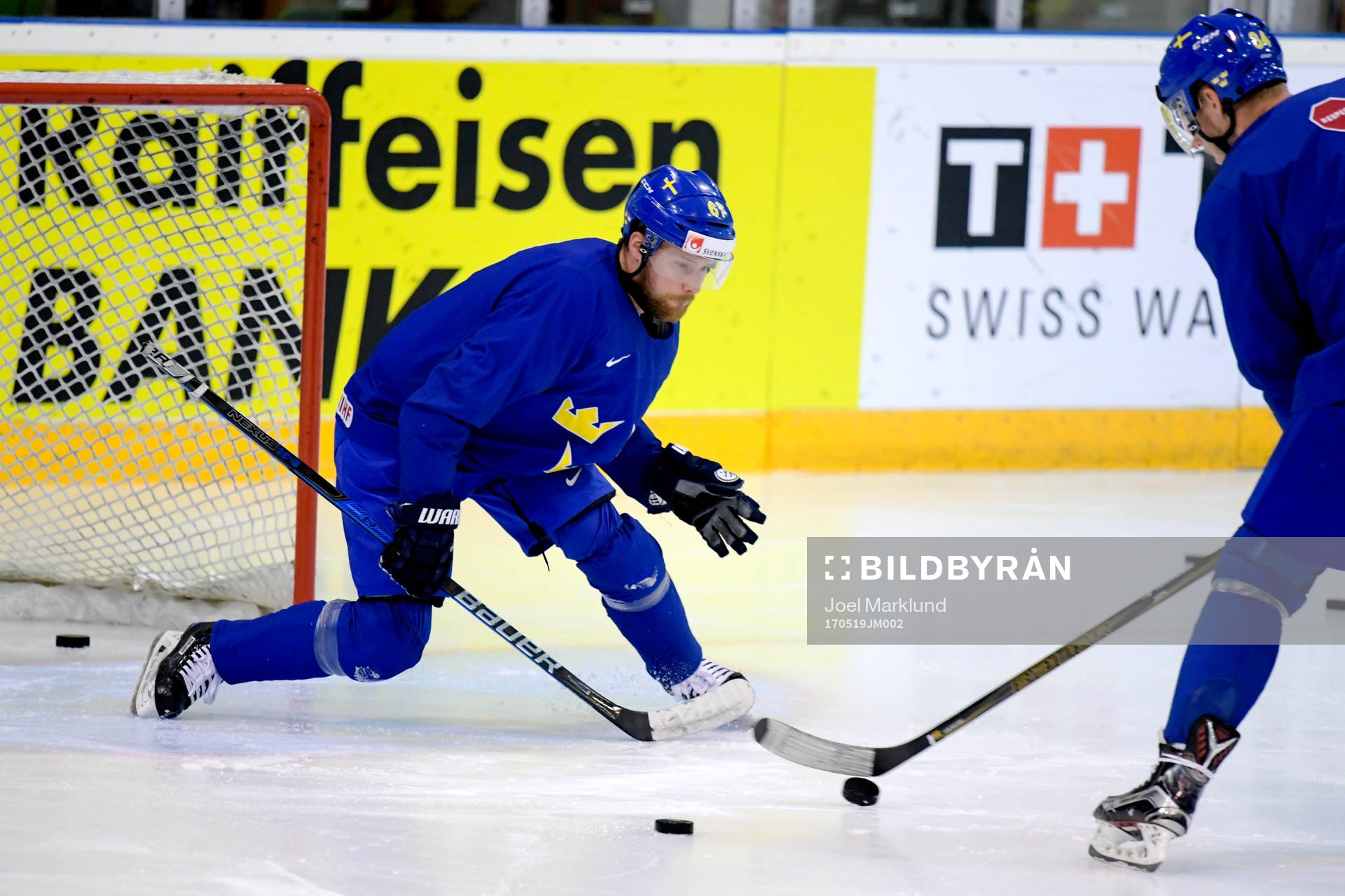 Linus Omark lekar målvakt mot Carl Söderberg på Sveriges