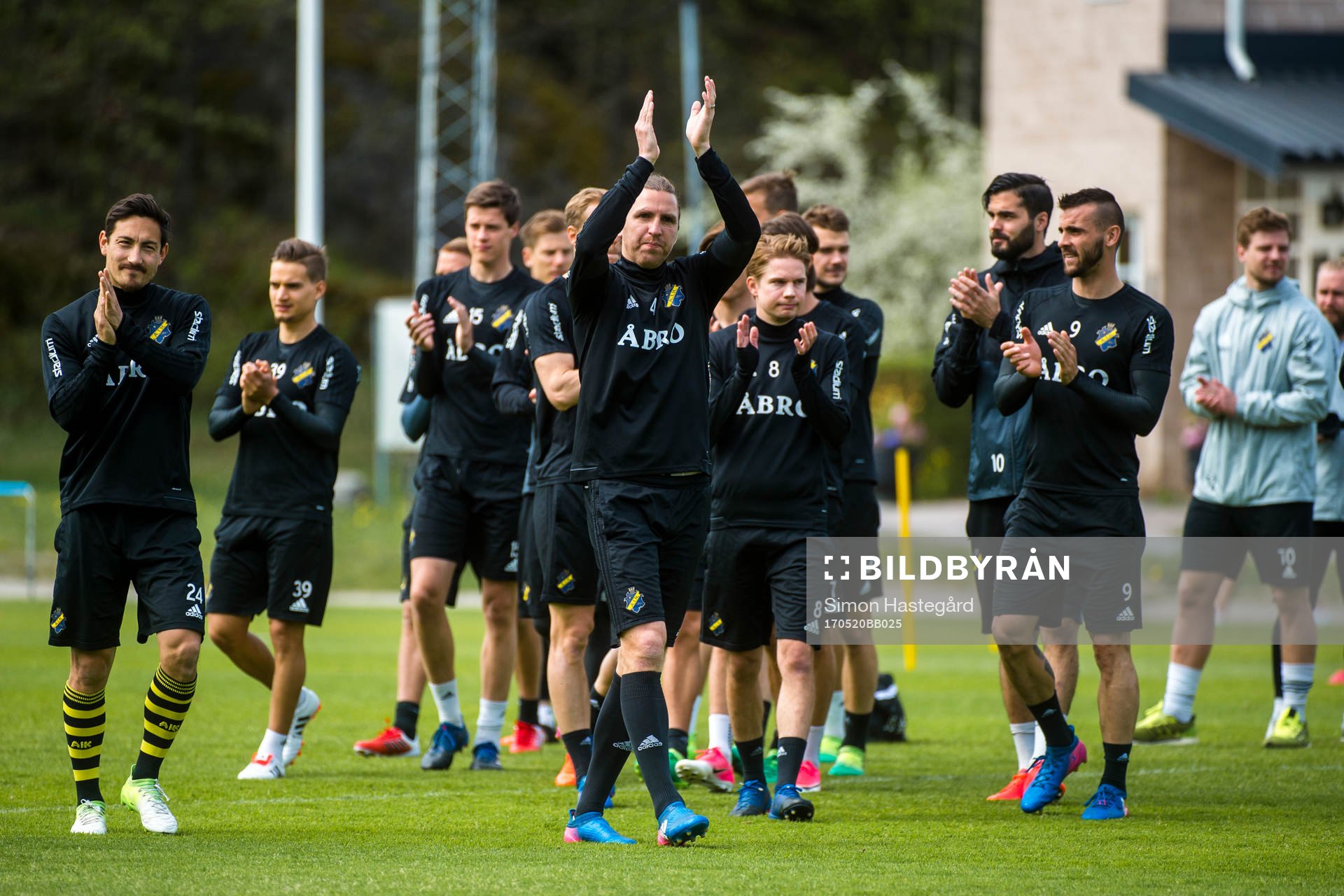 s spelare tackar publiken före en fotbollsträning med AIK