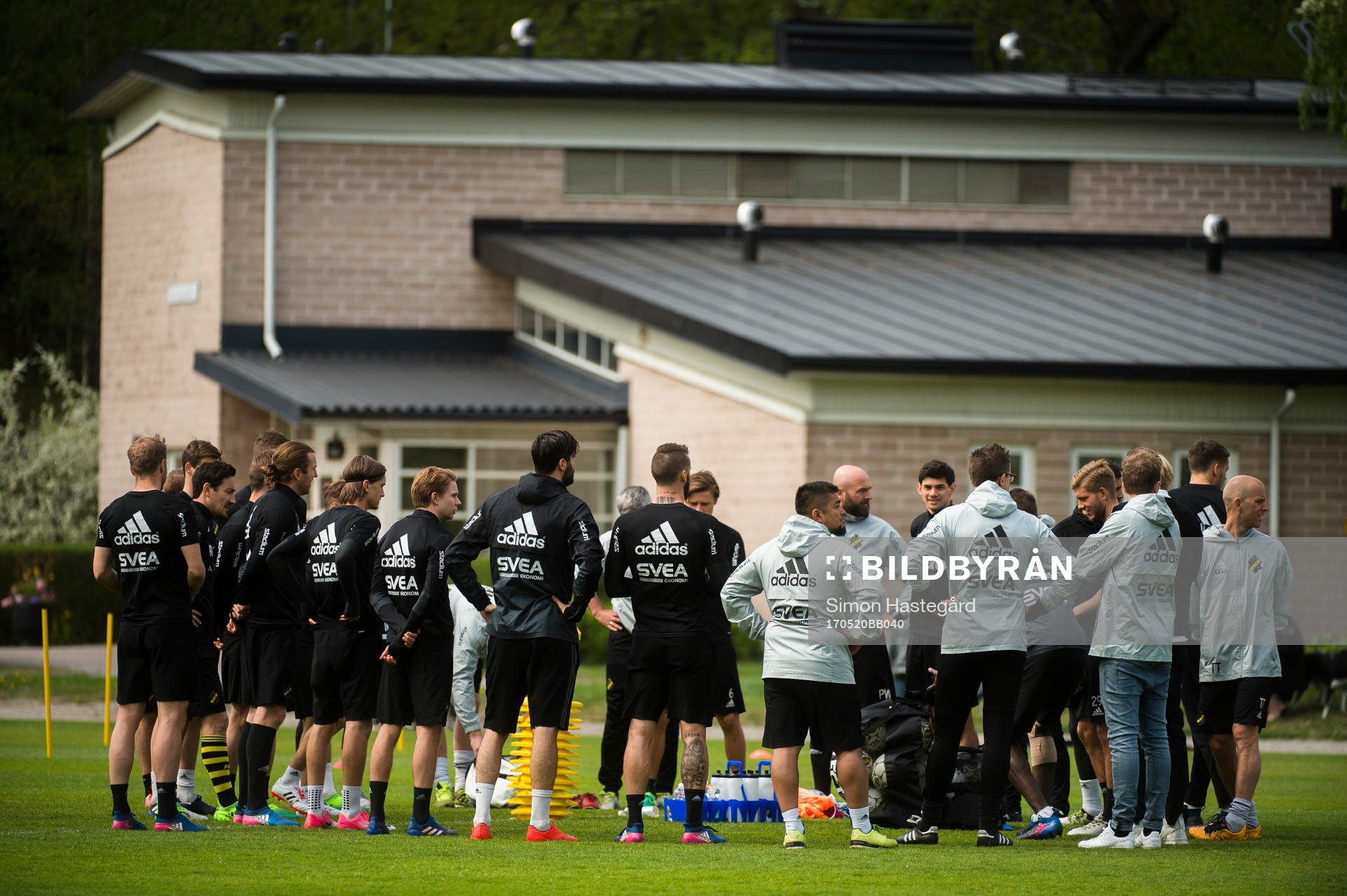Spelarna och ledare samlade före  en fotbollsträning med AIK den 20 maj 2017 i Stockholm.