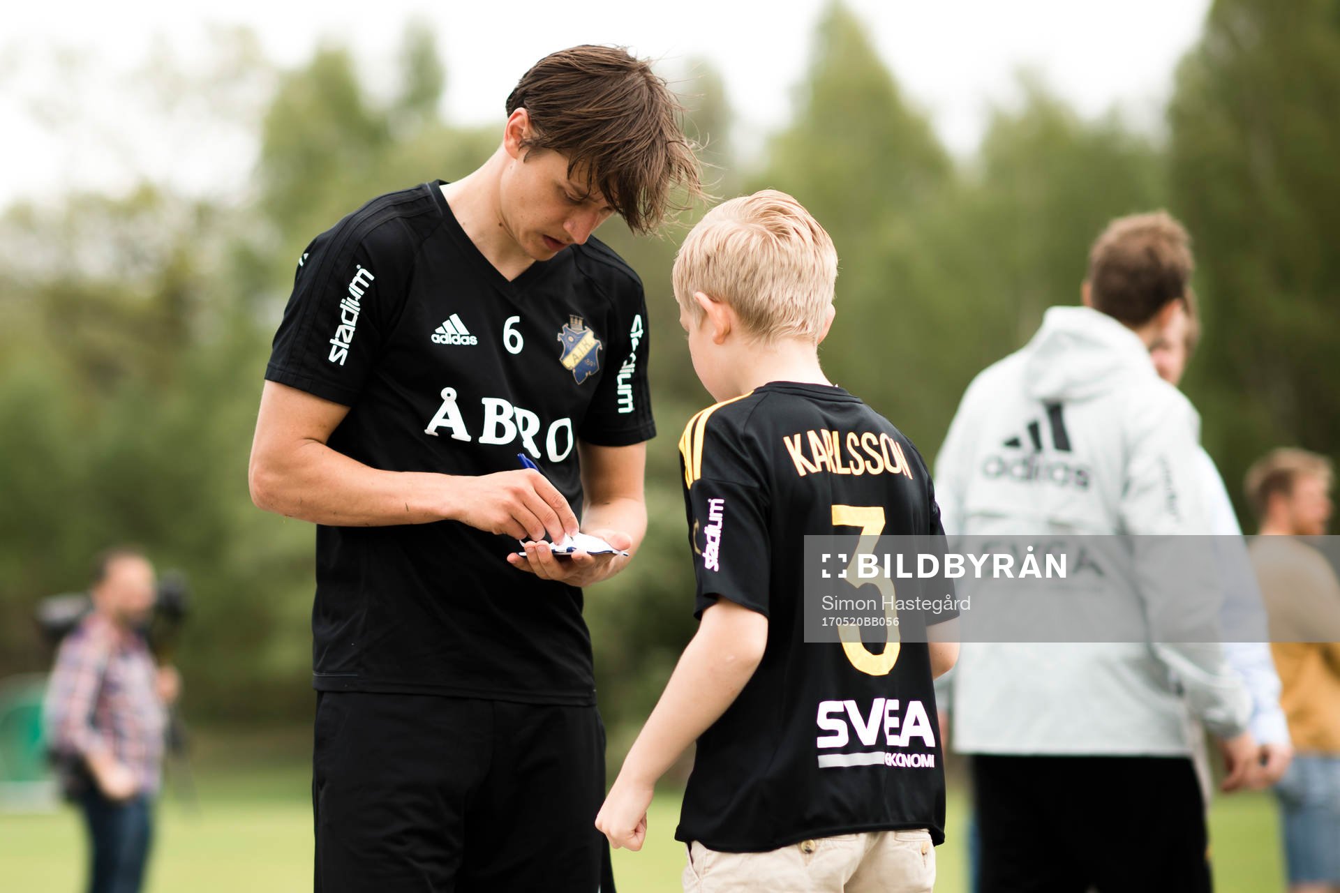 Simon Thern skriver autografer