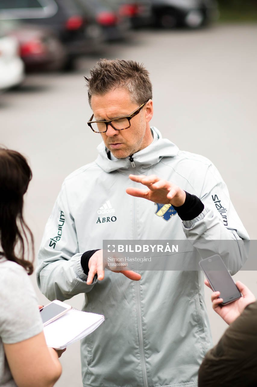s tränare Rikard Norling blir intervjuad