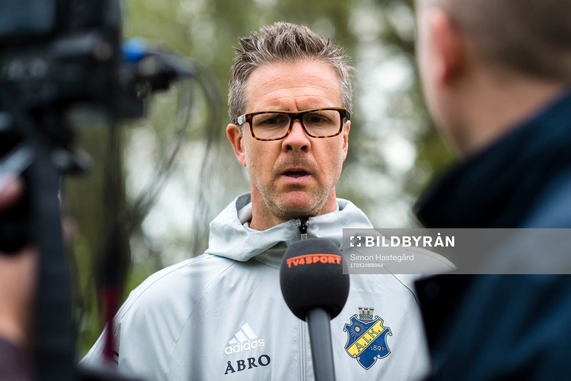 s tränare Rikard Norling blir intervjuad