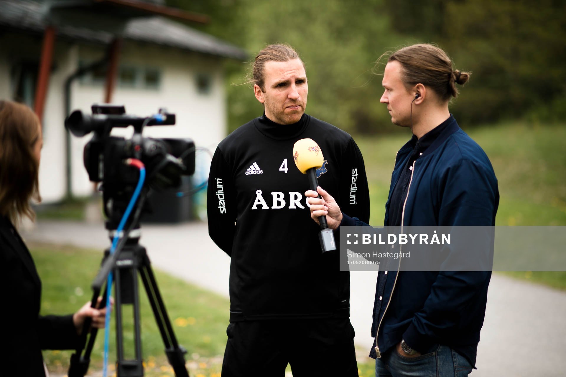 Nils-Eric Johansson blir intervjuad av Expressen