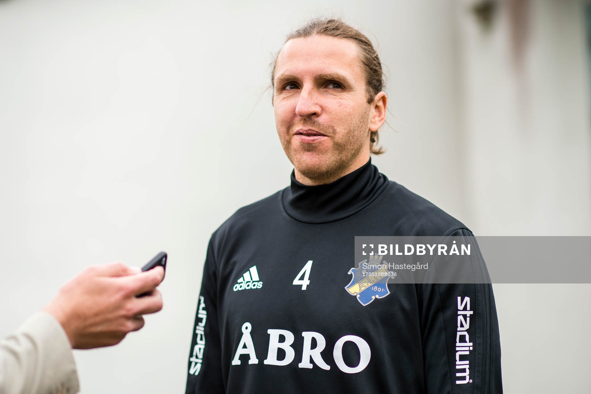 Nils-Eric Johansson blir intervjuad