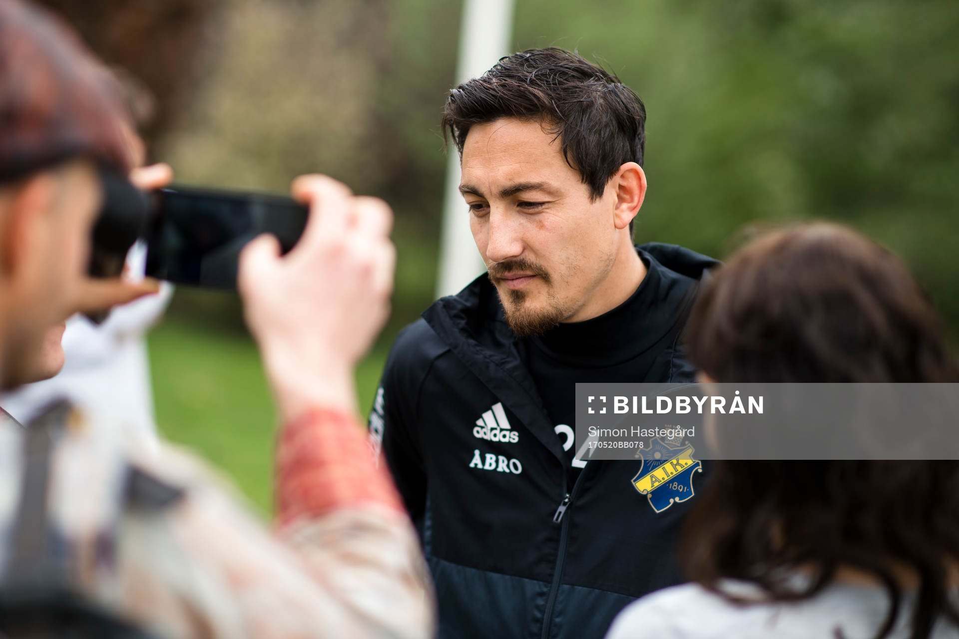 Stefan Ishizaki  blir intervjuad