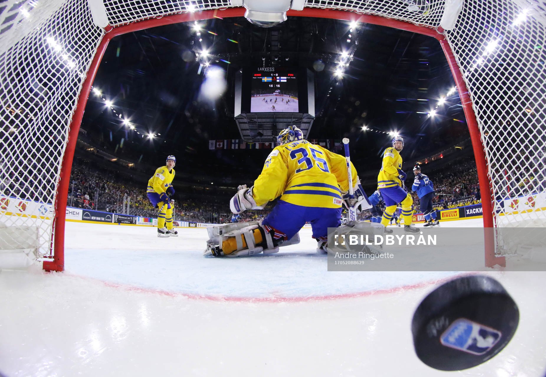 Sveriges målvakt Henrik Lundqvist släpper in 1-1-målet