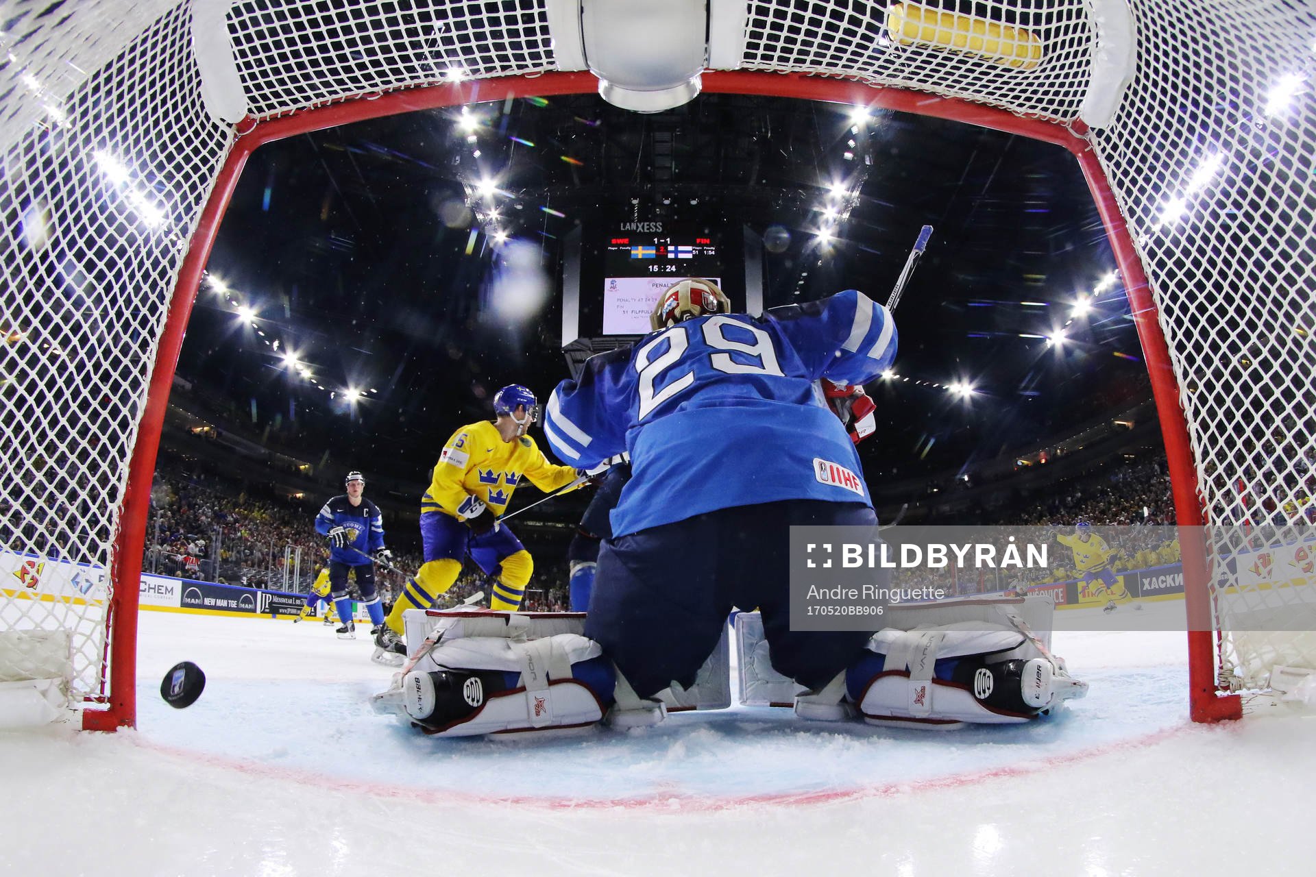 2-1-pucken från Sveriges John Klingberg går in bakom