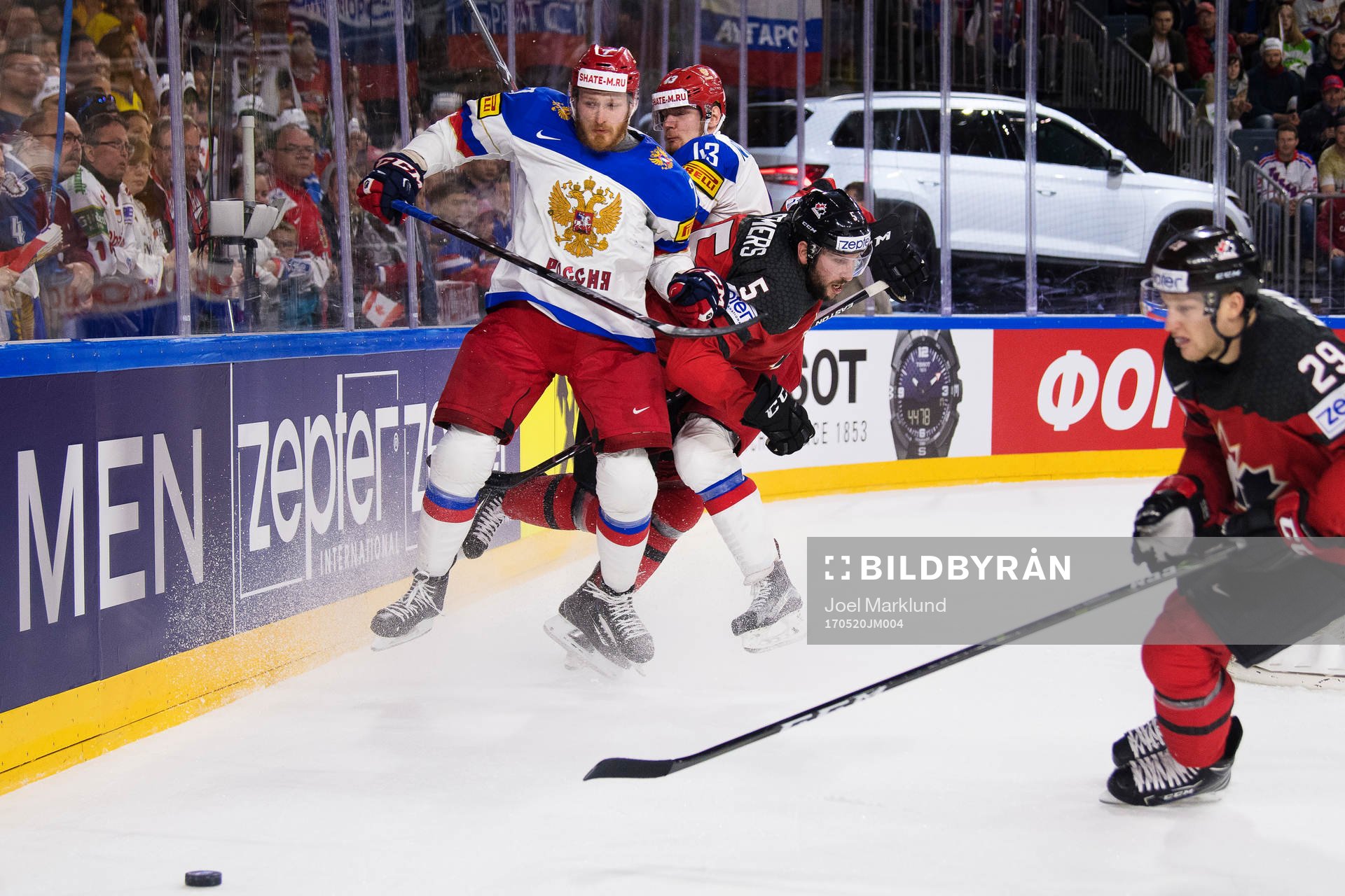 Rysslands Ivan Telegin och Valeri Nichushkin tacklar
