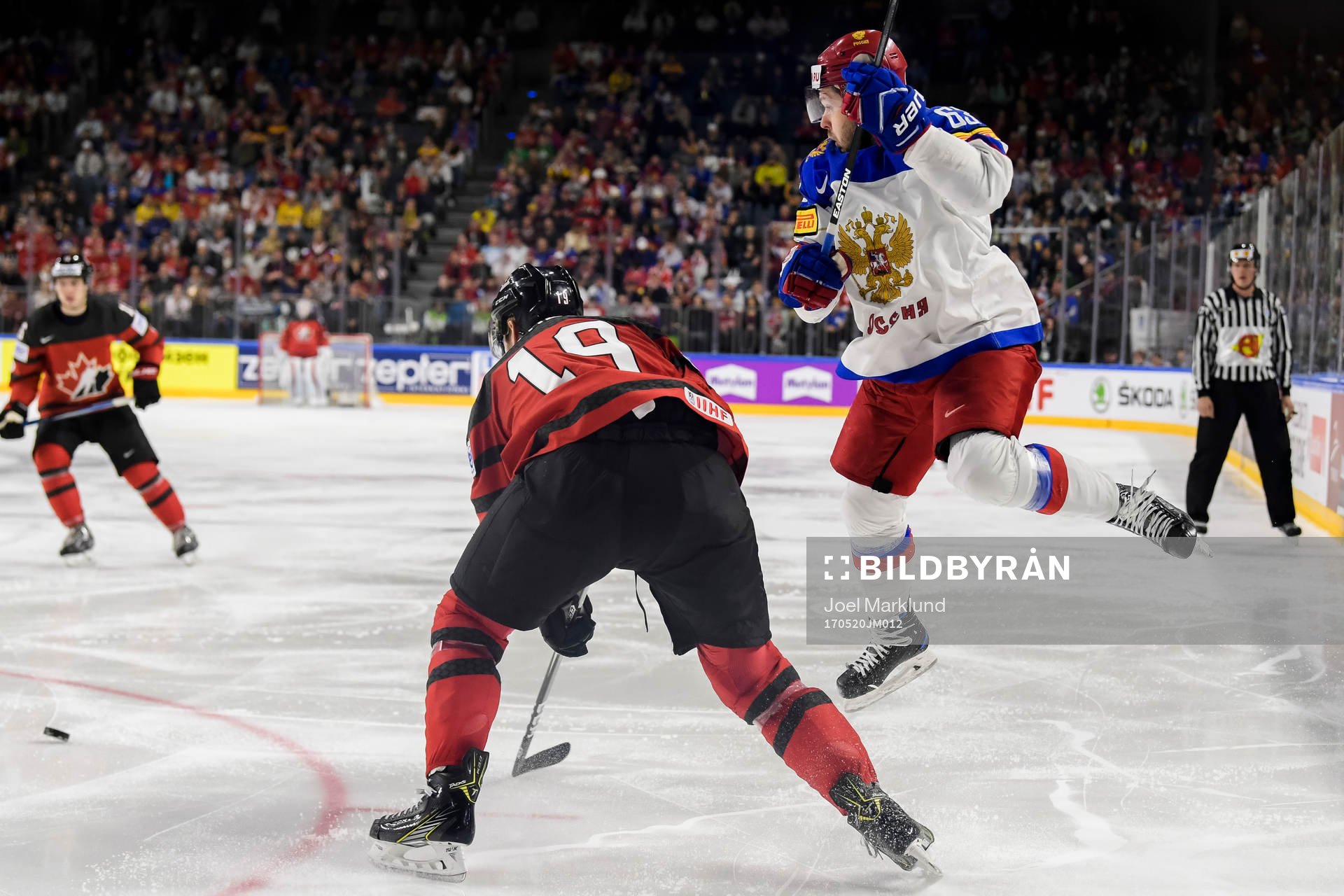 Kanadas Mike Matheson och Rysslands Evgeni Dadonov i