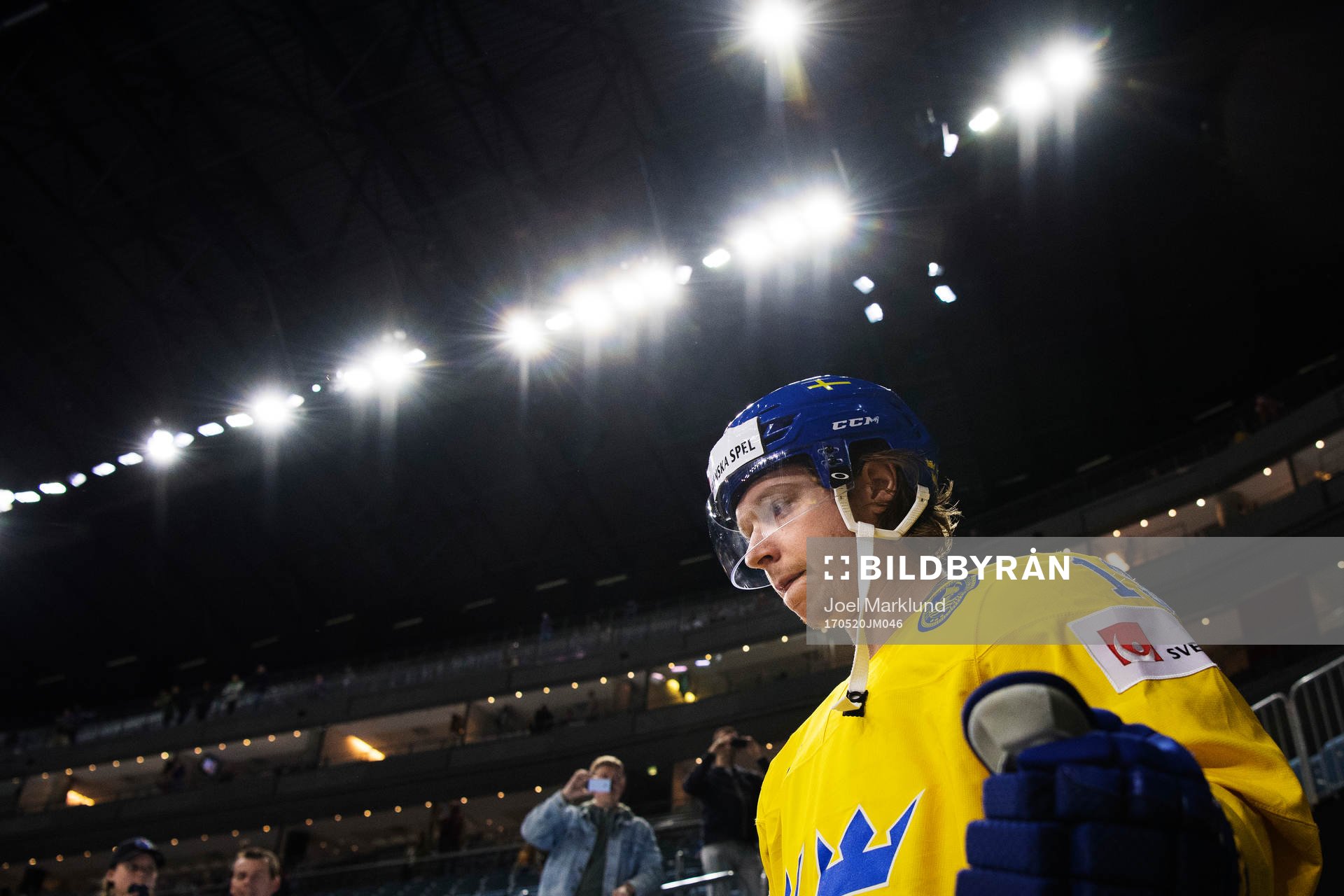Sveriges Nicklas Bäckström på väg ut till uppvärmningen