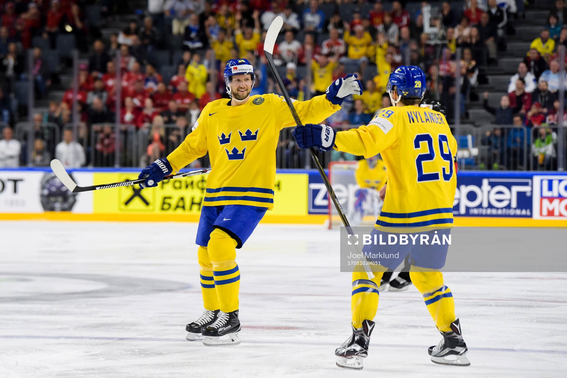 Sveriges Alexander Edler och William Nylander jublar