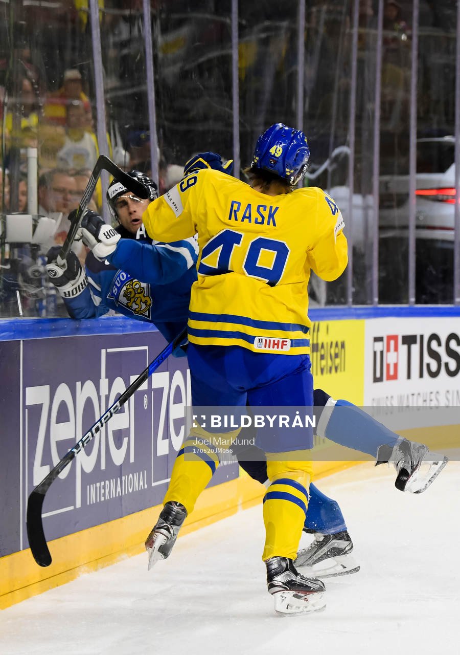Sveriges Victor Rask tacklar Finlands Valtteri Filppula i
