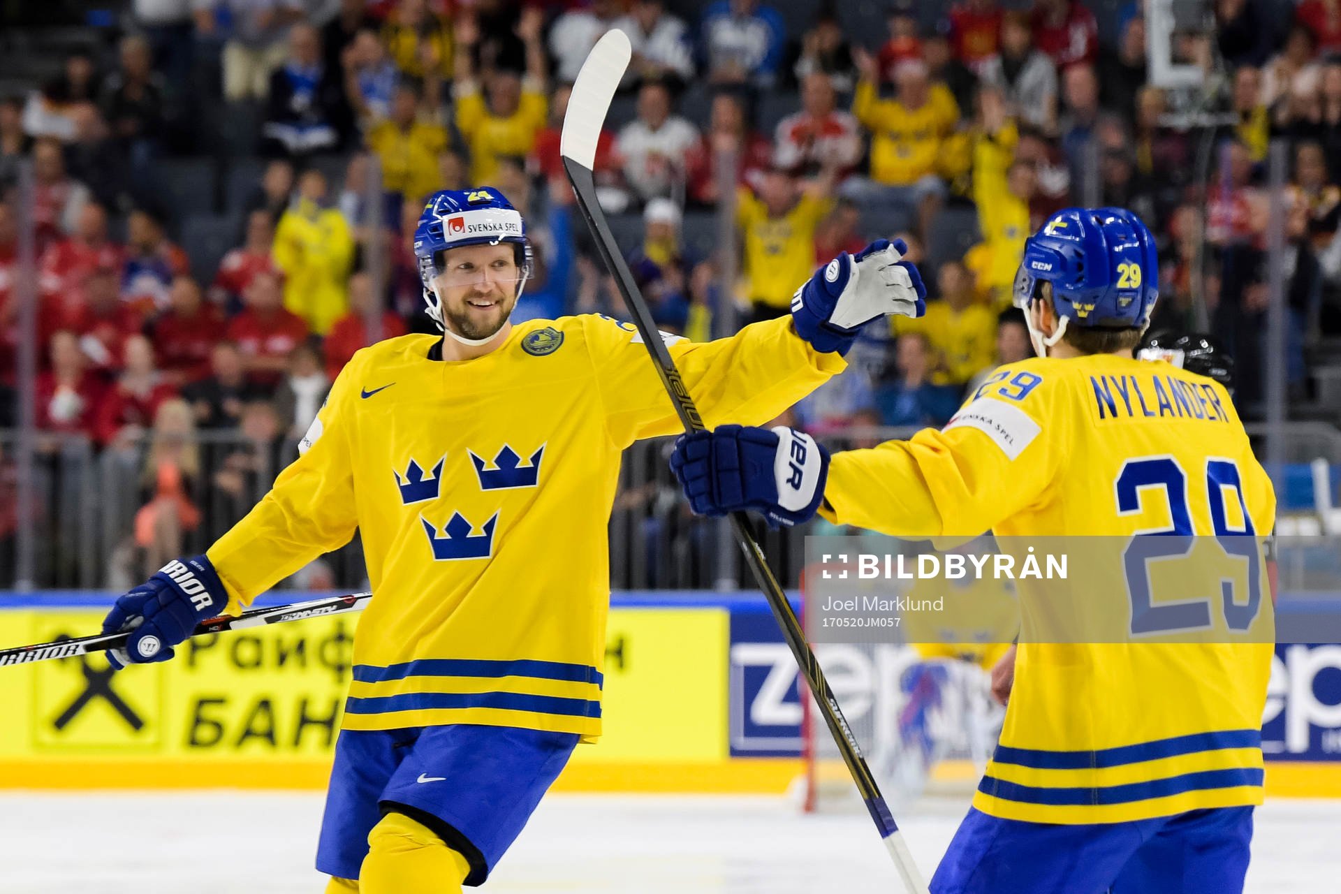 Sveriges Alexander Edler och William Nylander jublar