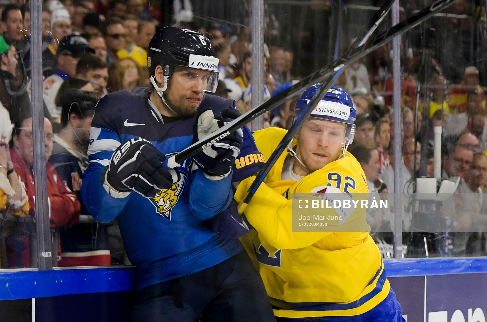 Sveriges Gabriel Landeskog och Finlands Topi Jaakola i