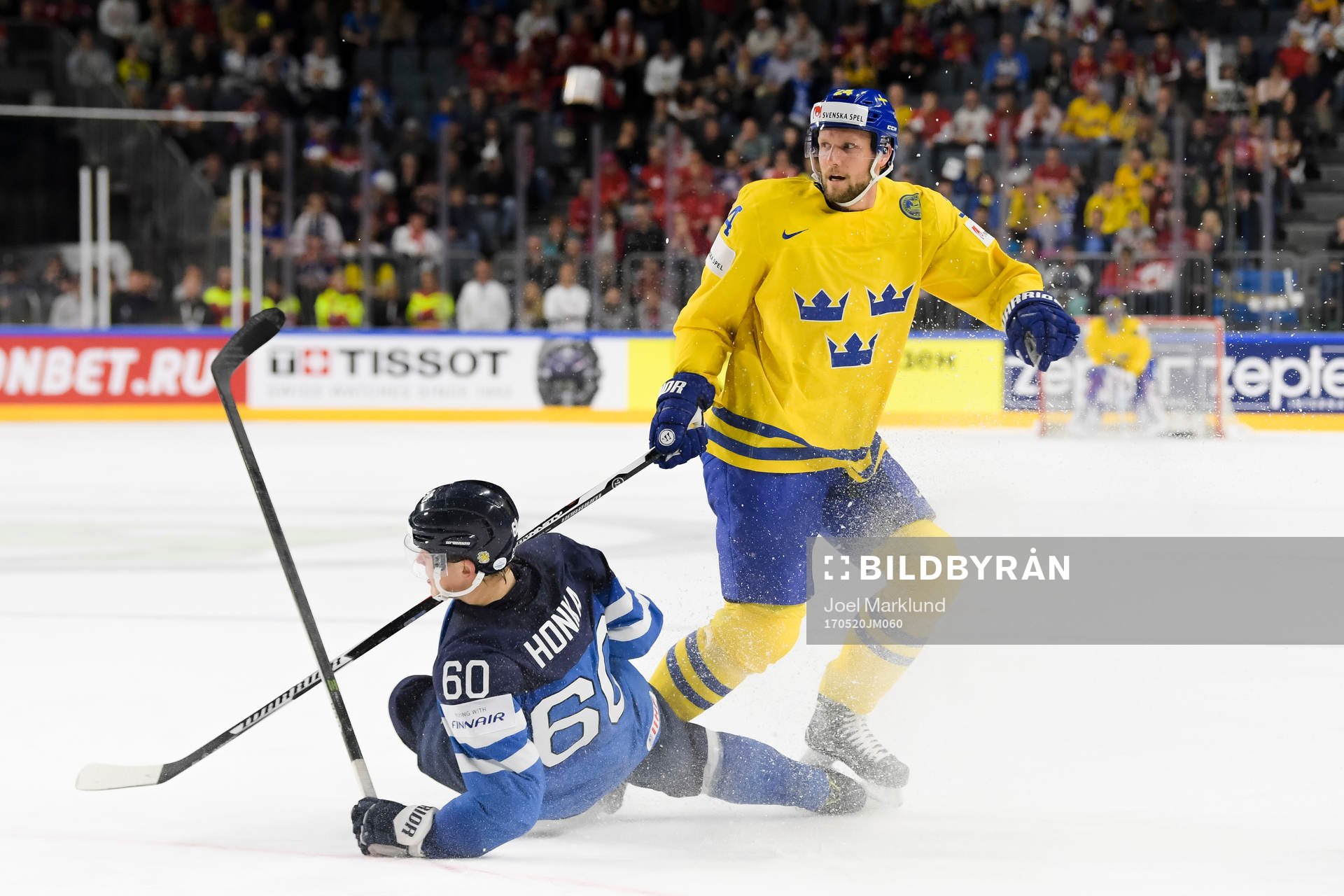 Finlands Julius Honka och Sveriges Alexander Edler i