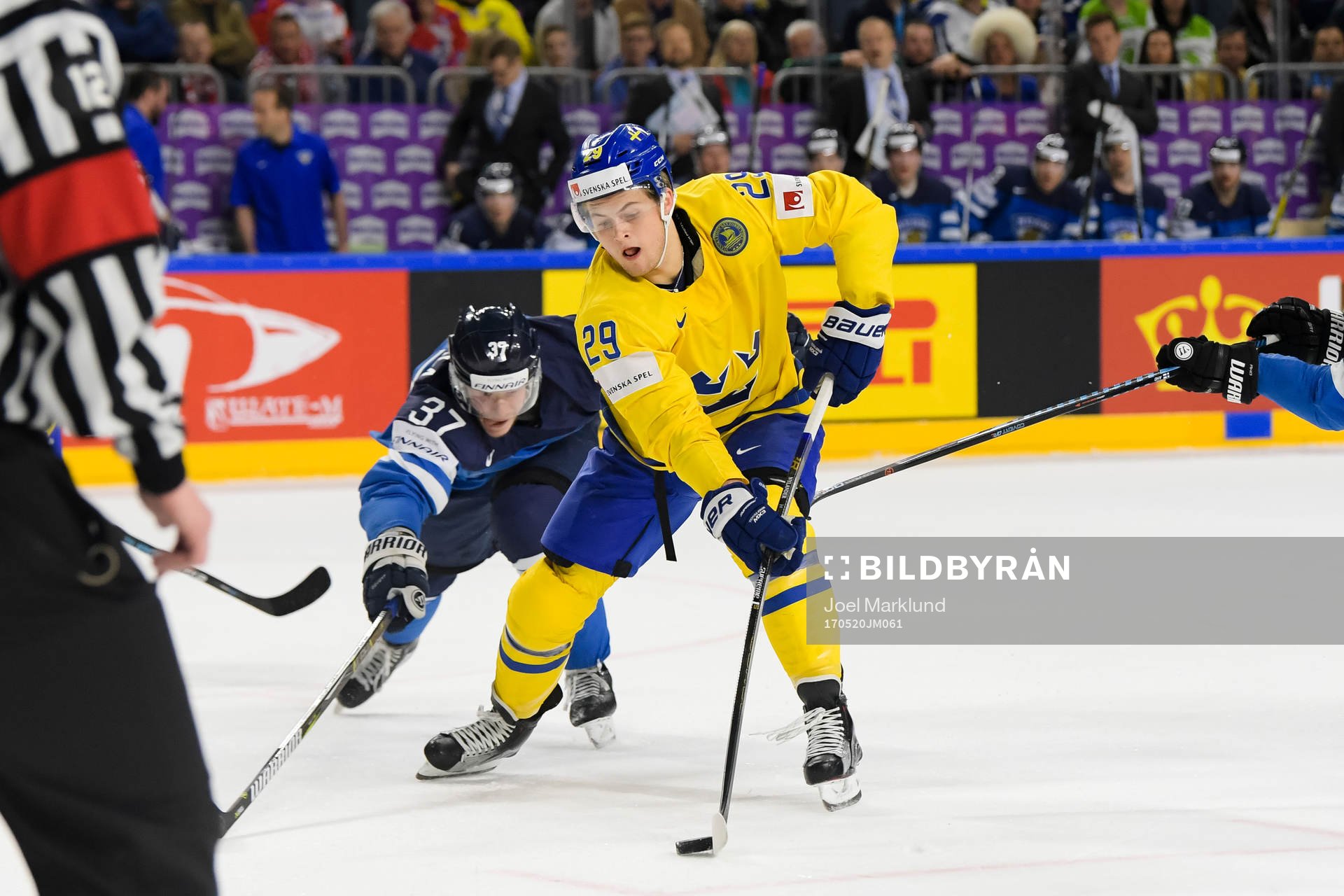 Finlands Mika Pyörälä och Sveriges William Nylander i