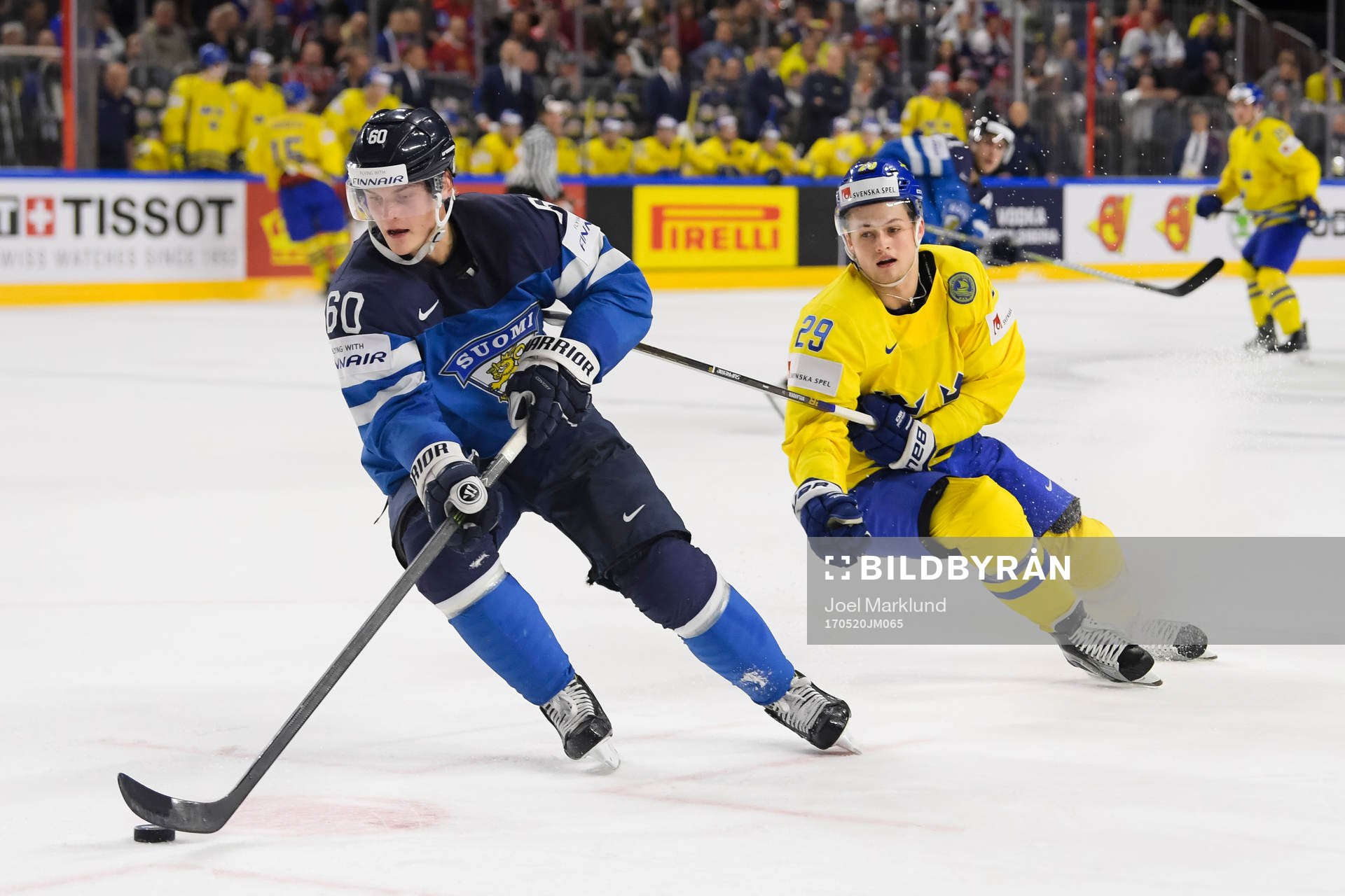 Finlands Julius Honka  och Sveriges William Nylander i