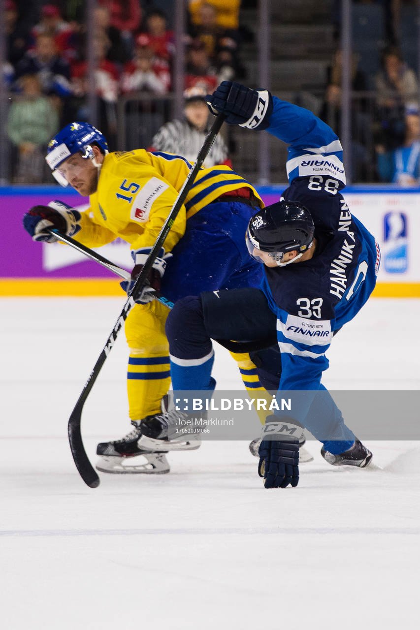 Sveriges Oscar Lindberg tacklar Finlands Markus