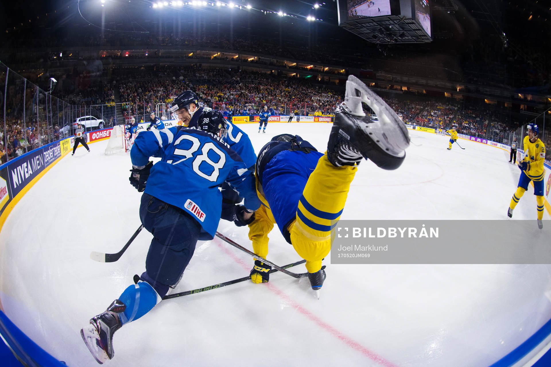 Finlands Joonas Kemppainen och Juuso Hietanen i en närkamp