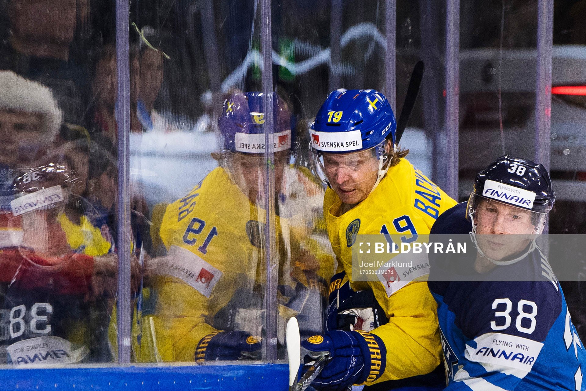 Sveriges Nicklas Bäckström blir tacklad av Finlands Juuso