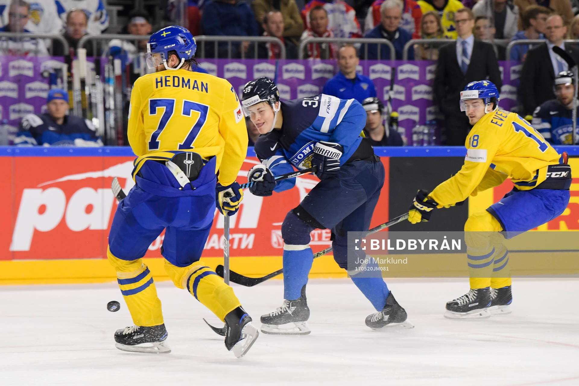 Sveriges Victor Hedman och Dennis Everberg försvarar mot