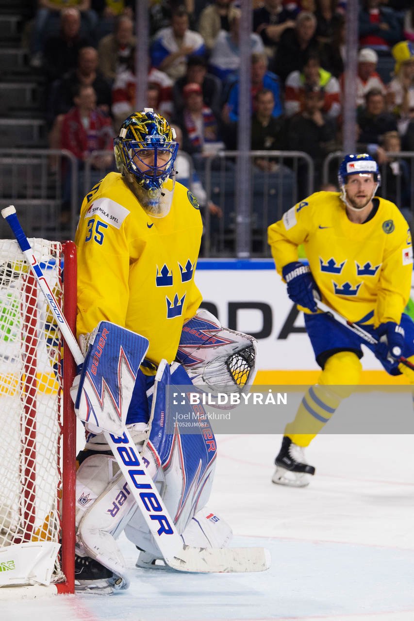 Sveriges målvakt Henrik Lundqvist framför Alexander Edler