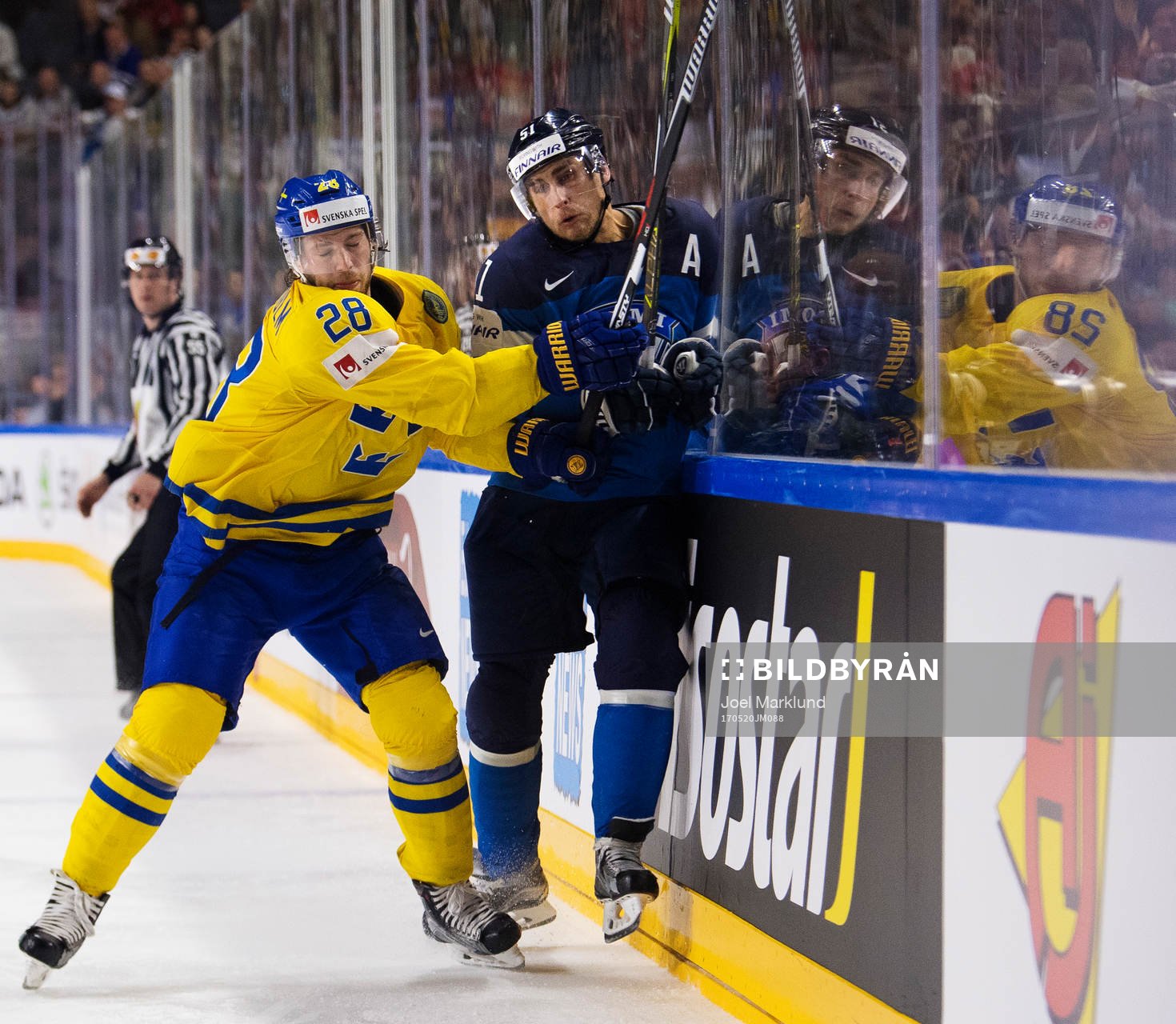 Sveriges Elias Lindholm tacklar Finlands Valtteri Filppula